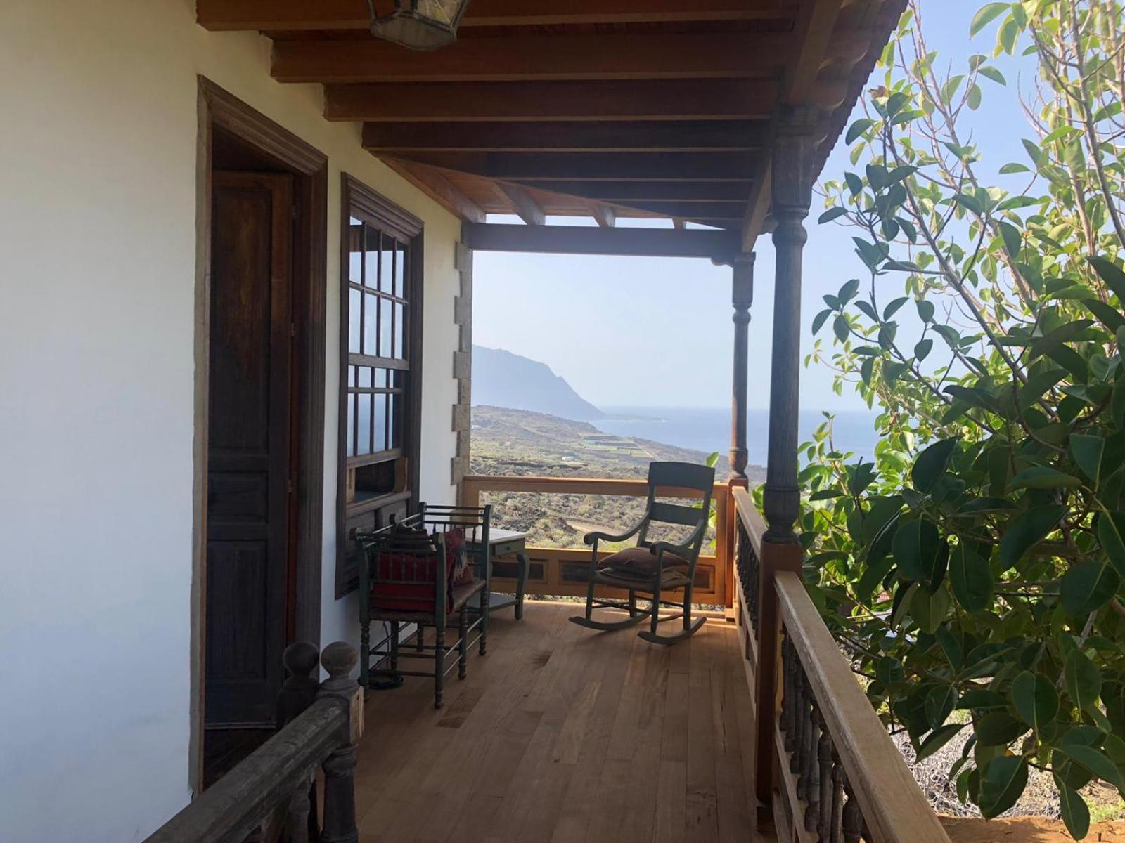 Deluxe Suite #4 with Sea View photo 2