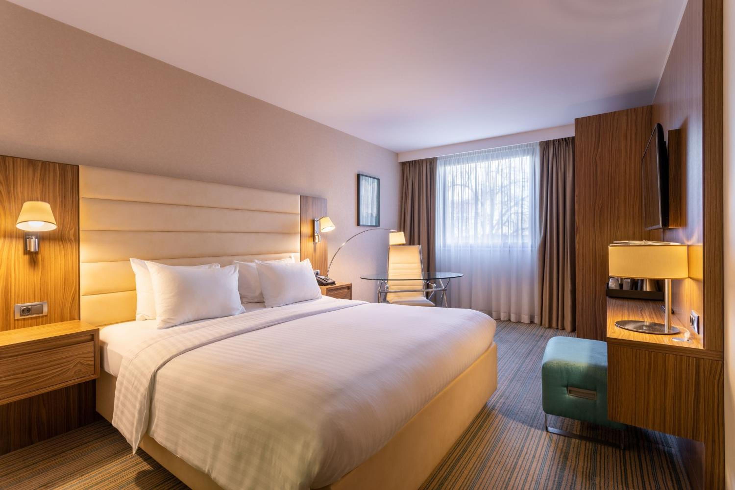 Deluxe Grand Room with Twin Beds photo 2