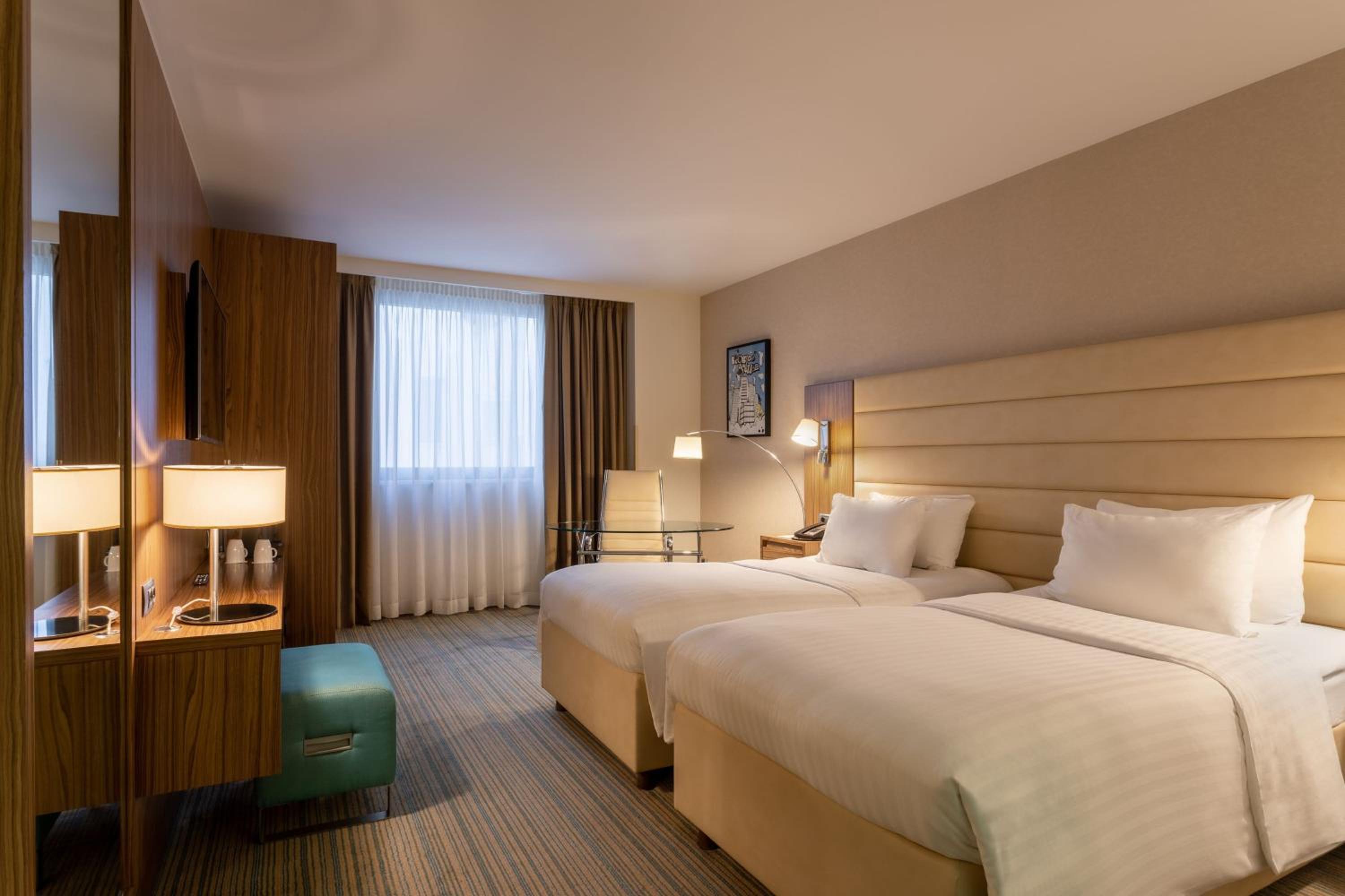 Standard Room with King Bed photo 3
