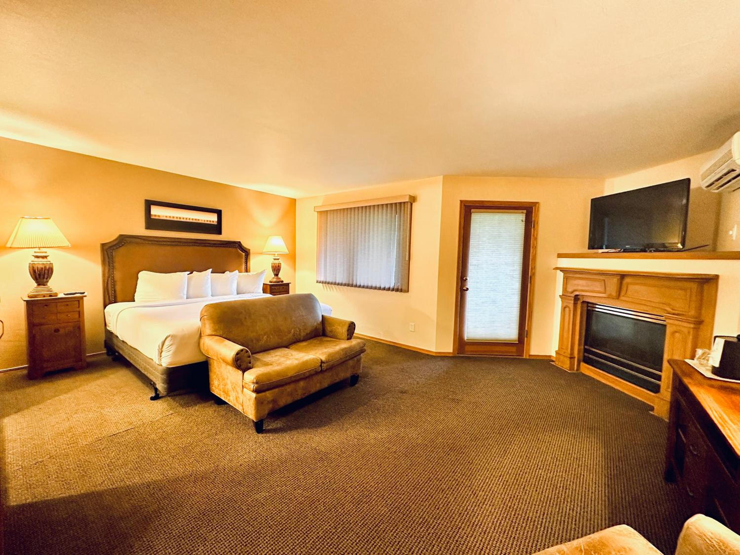 No Pet -- Junior King Suite photo 1