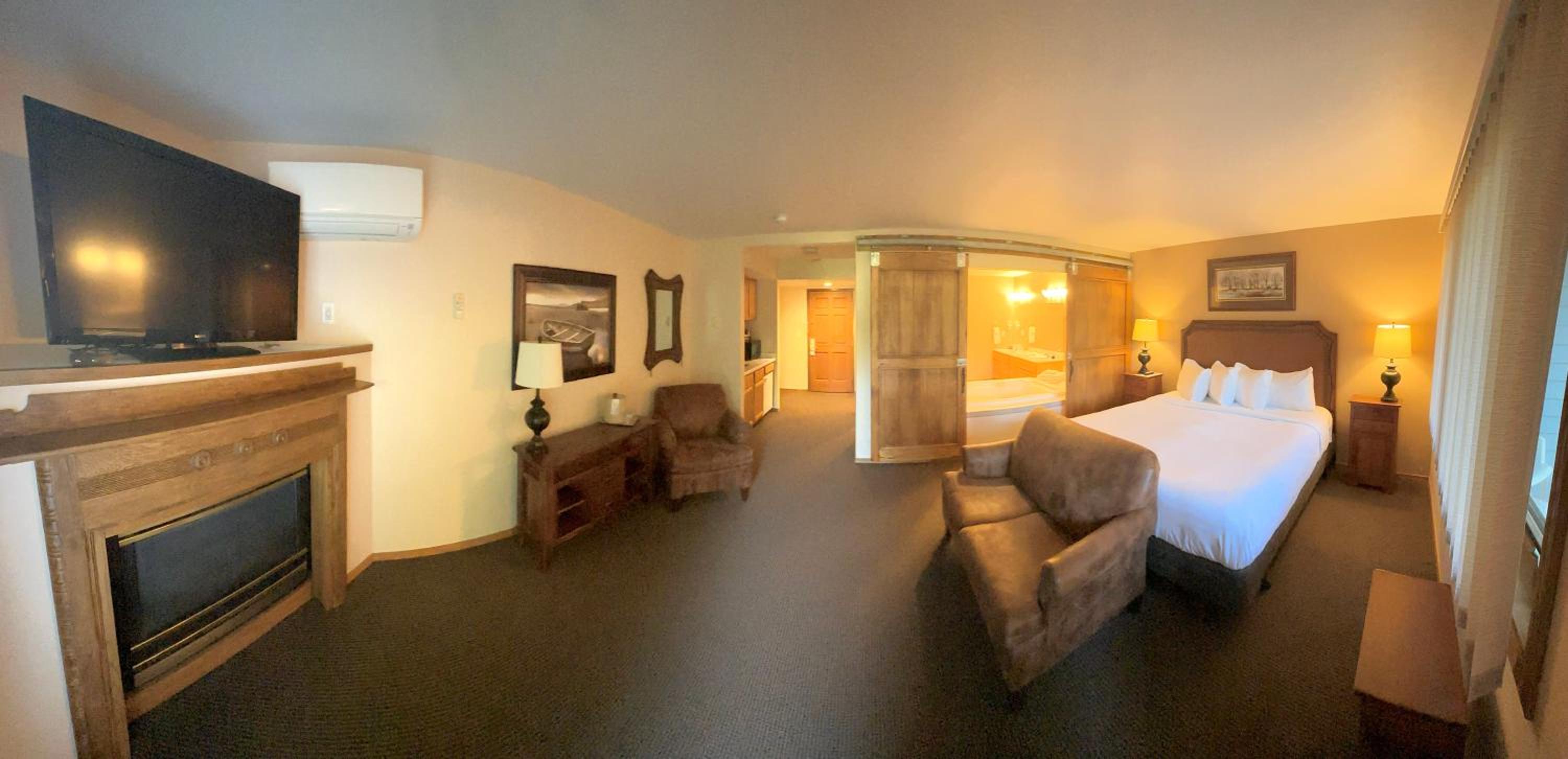 No Pet -- Junior King Suite photo 2