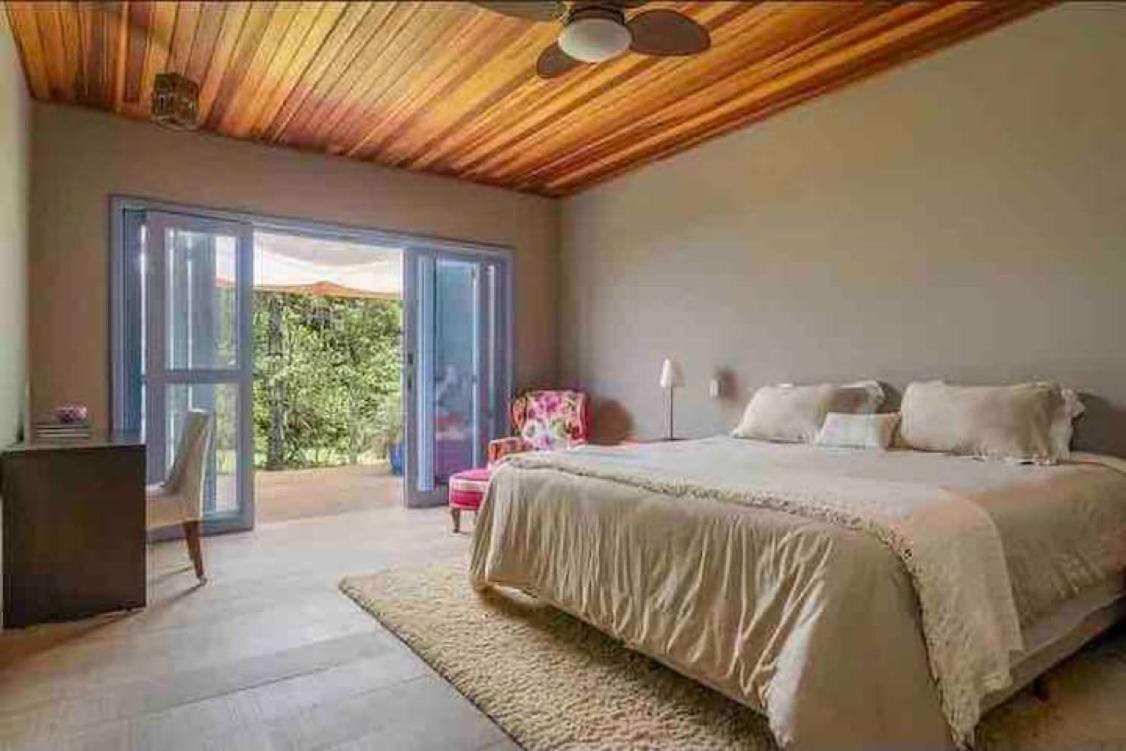 Six-Bedroom House photo 1