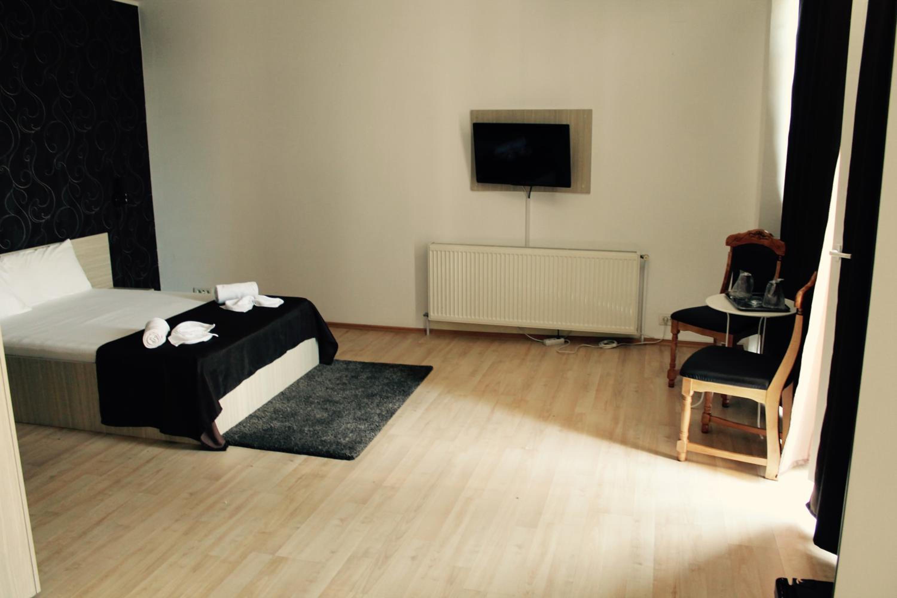 Deluxe Double Room with Balcony - Photo 5