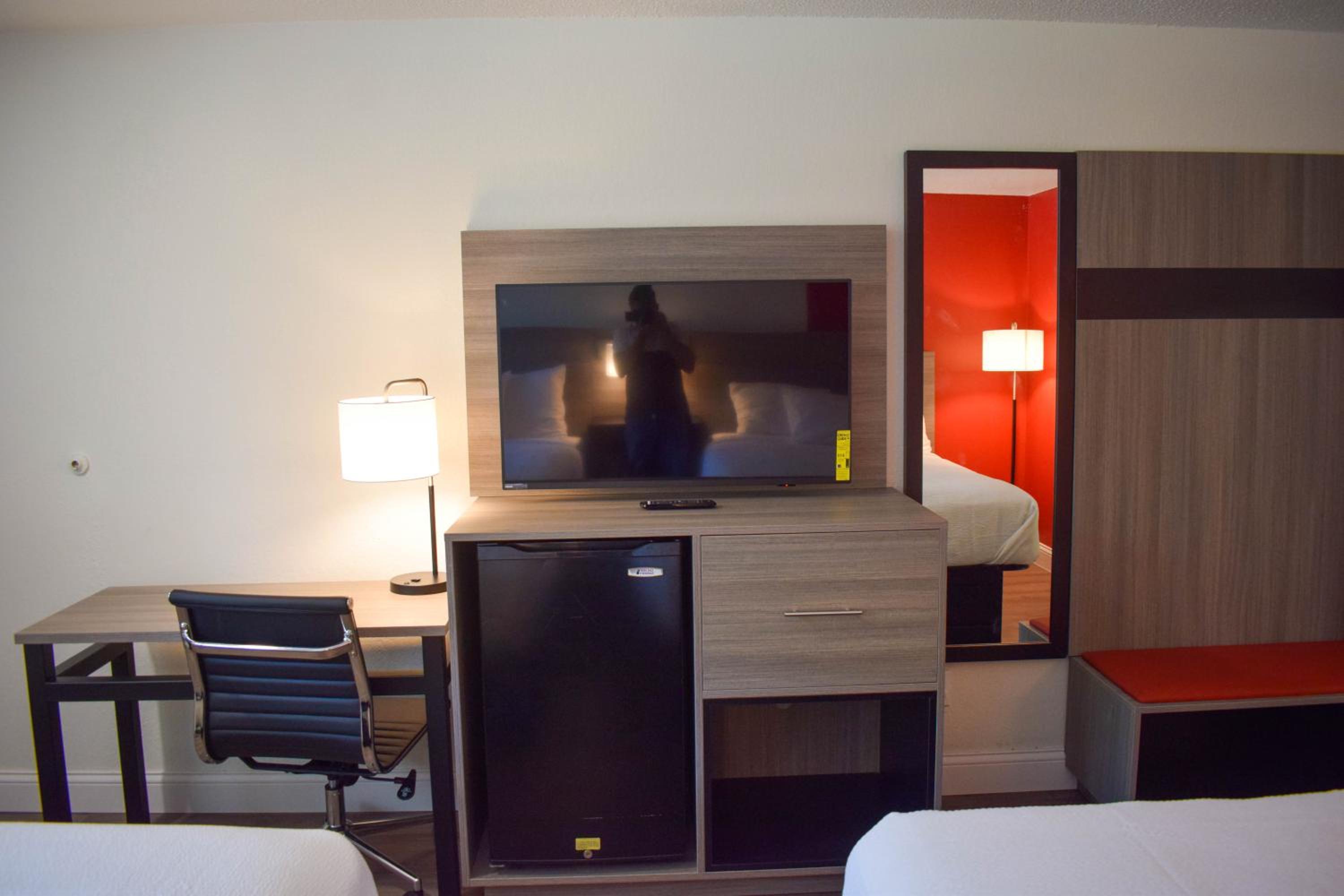 Deluxe Queen Room with Two Queen Beds - Non-Smoking - Photo 1