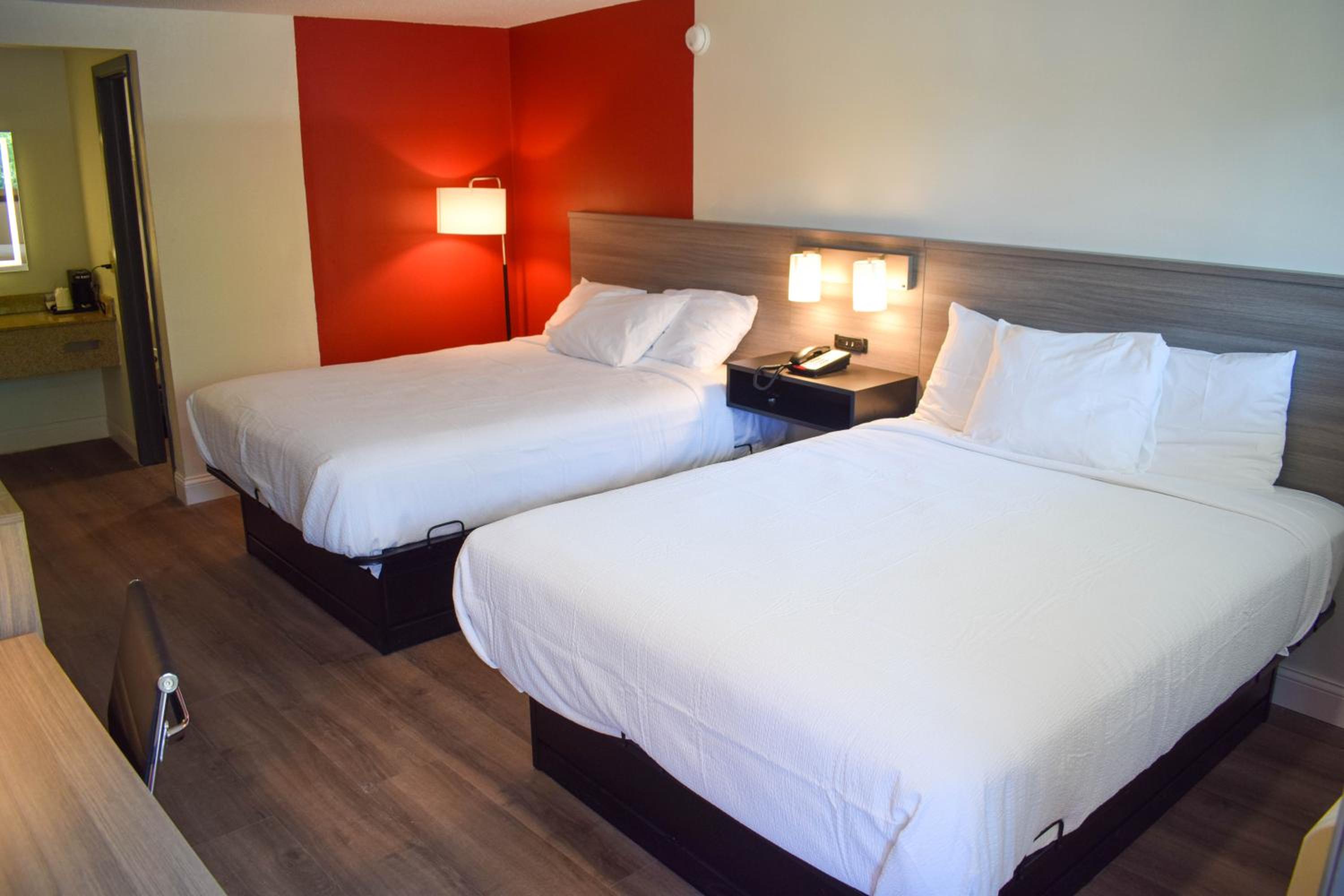 Deluxe Queen Room with Two Queen Beds - Non-Smoking - Photo 2