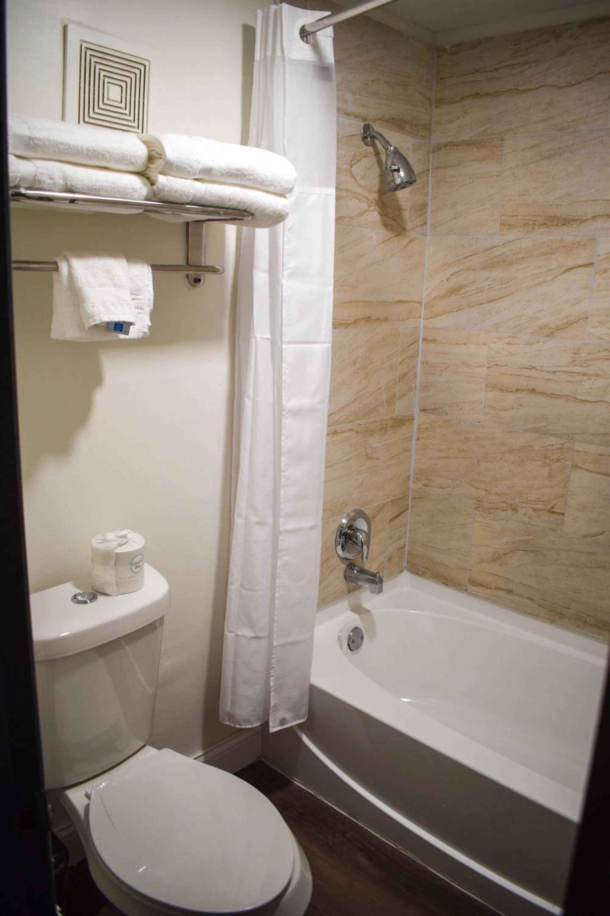 Deluxe Queen Room with Two Queen Beds - Non-Smoking - Photo 3