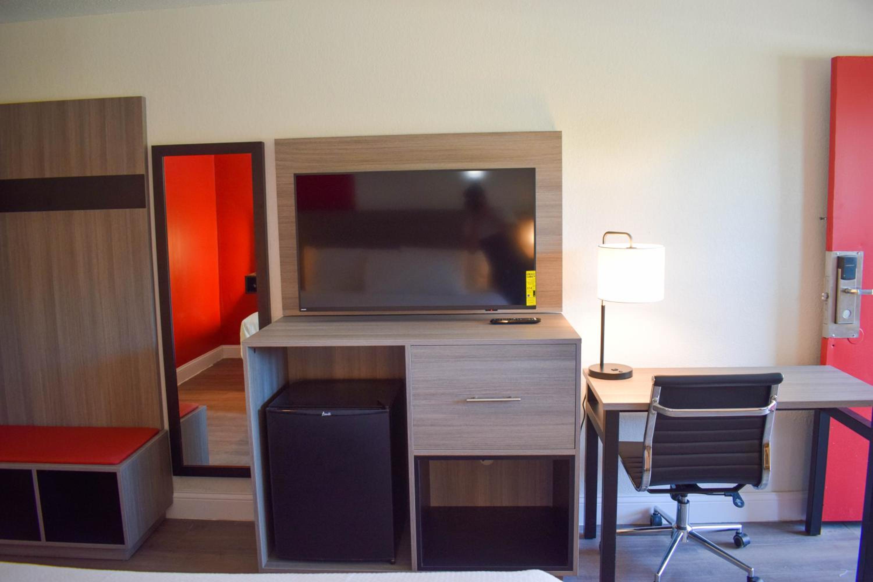 Deluxe King Room - Non-Smoking - Photo 4
