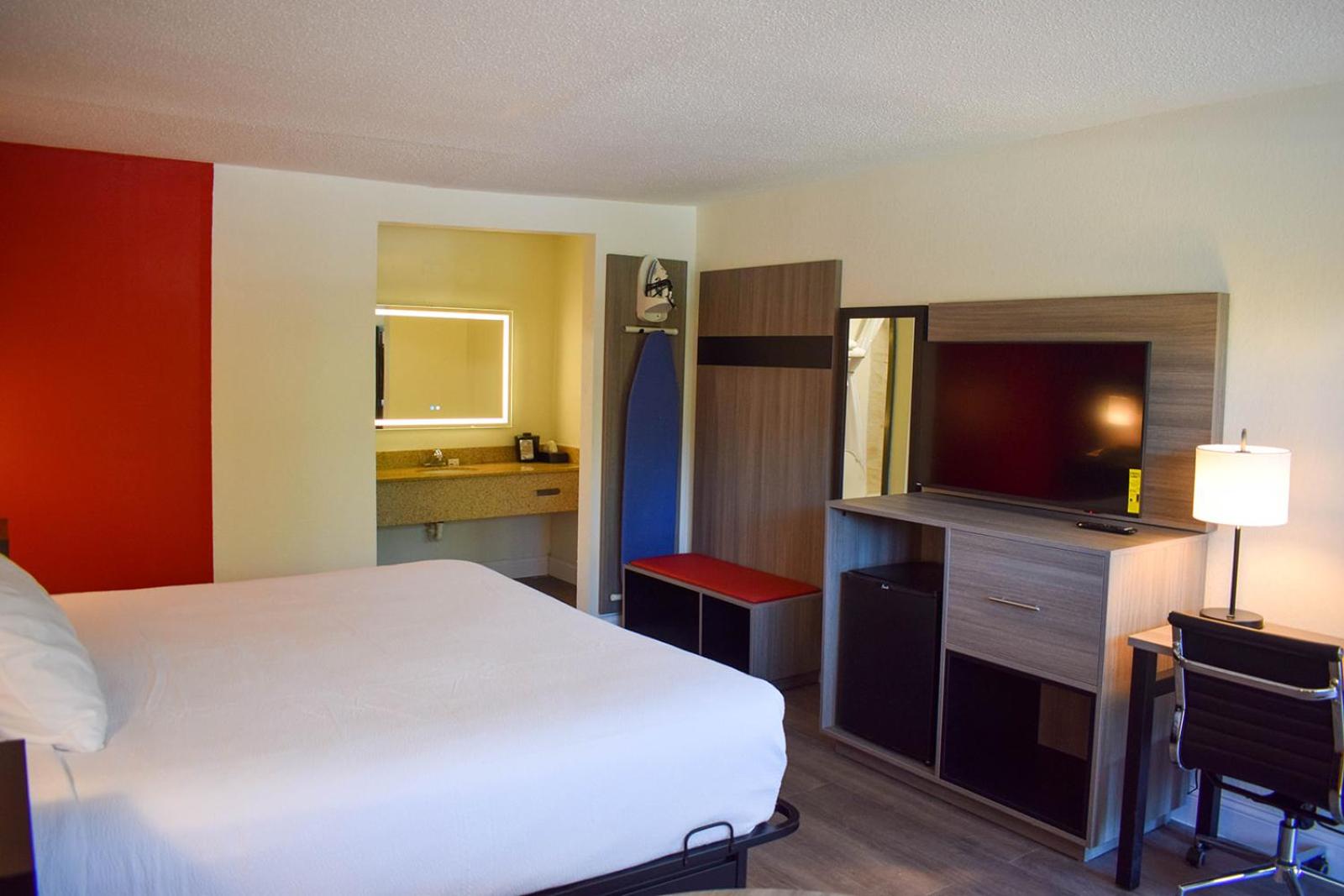 Deluxe King Room - Non-Smoking - Photo 3