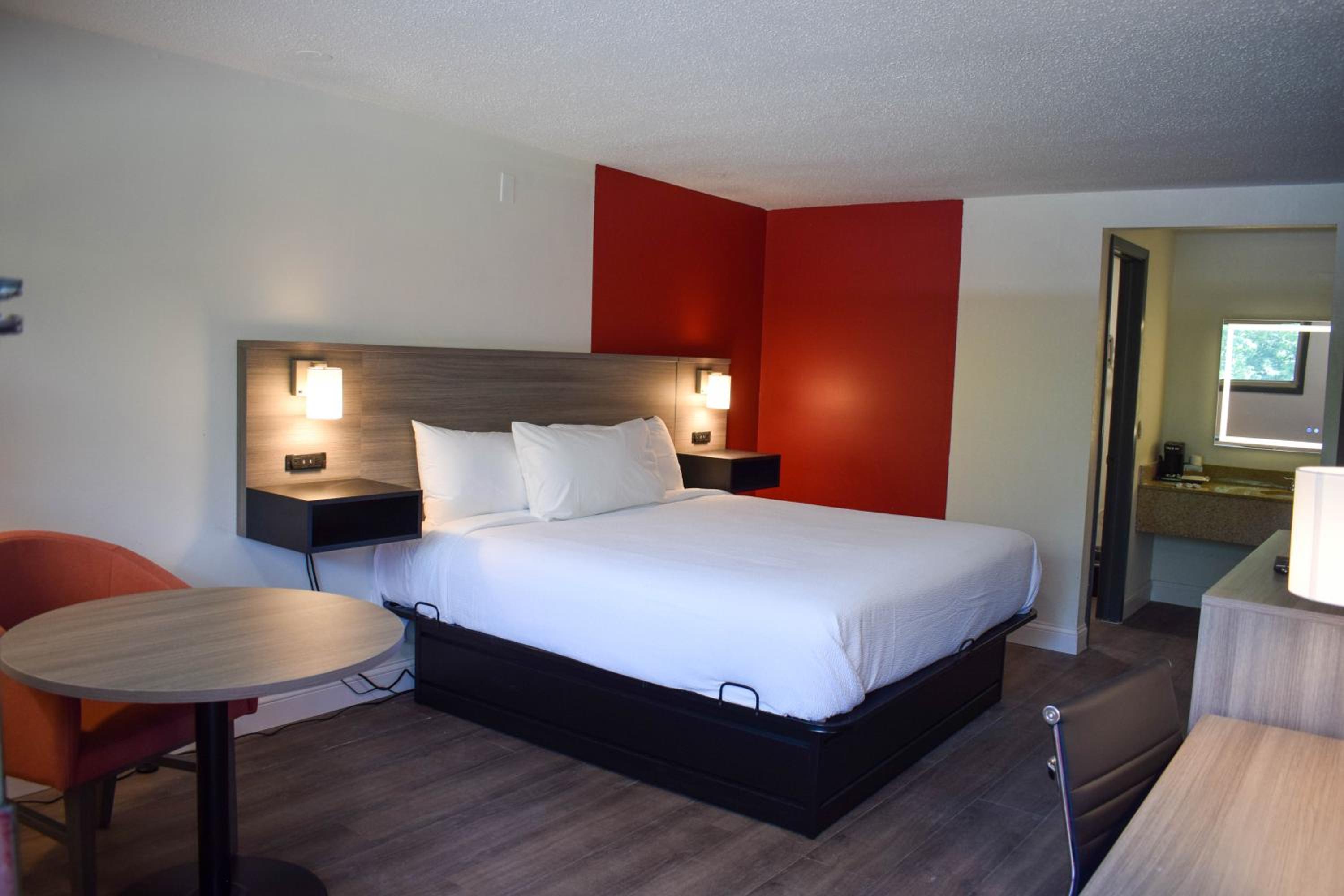 Deluxe King Room - Non-Smoking - Photo 1