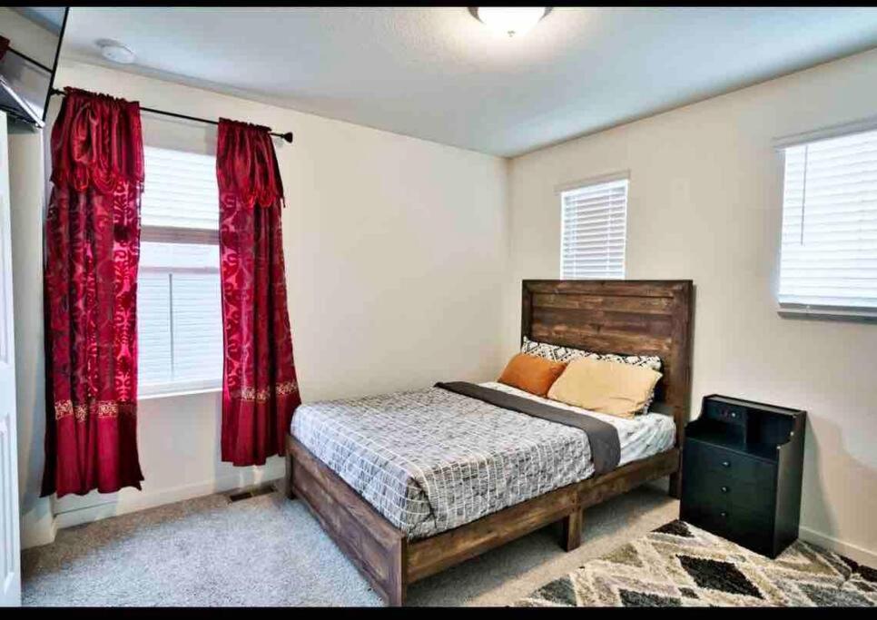 Five-Bedroom House photo 2
