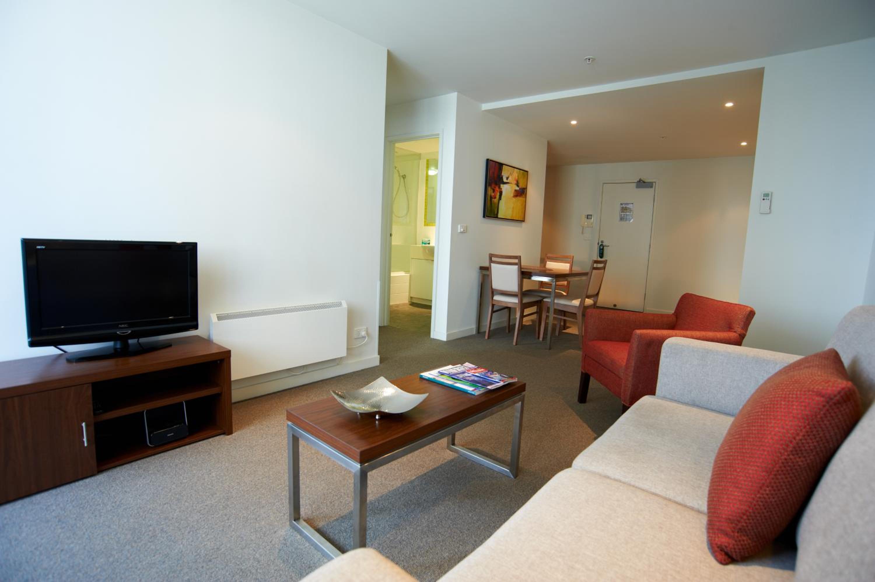 Executive One-Bedroom Apartment - Photo 2