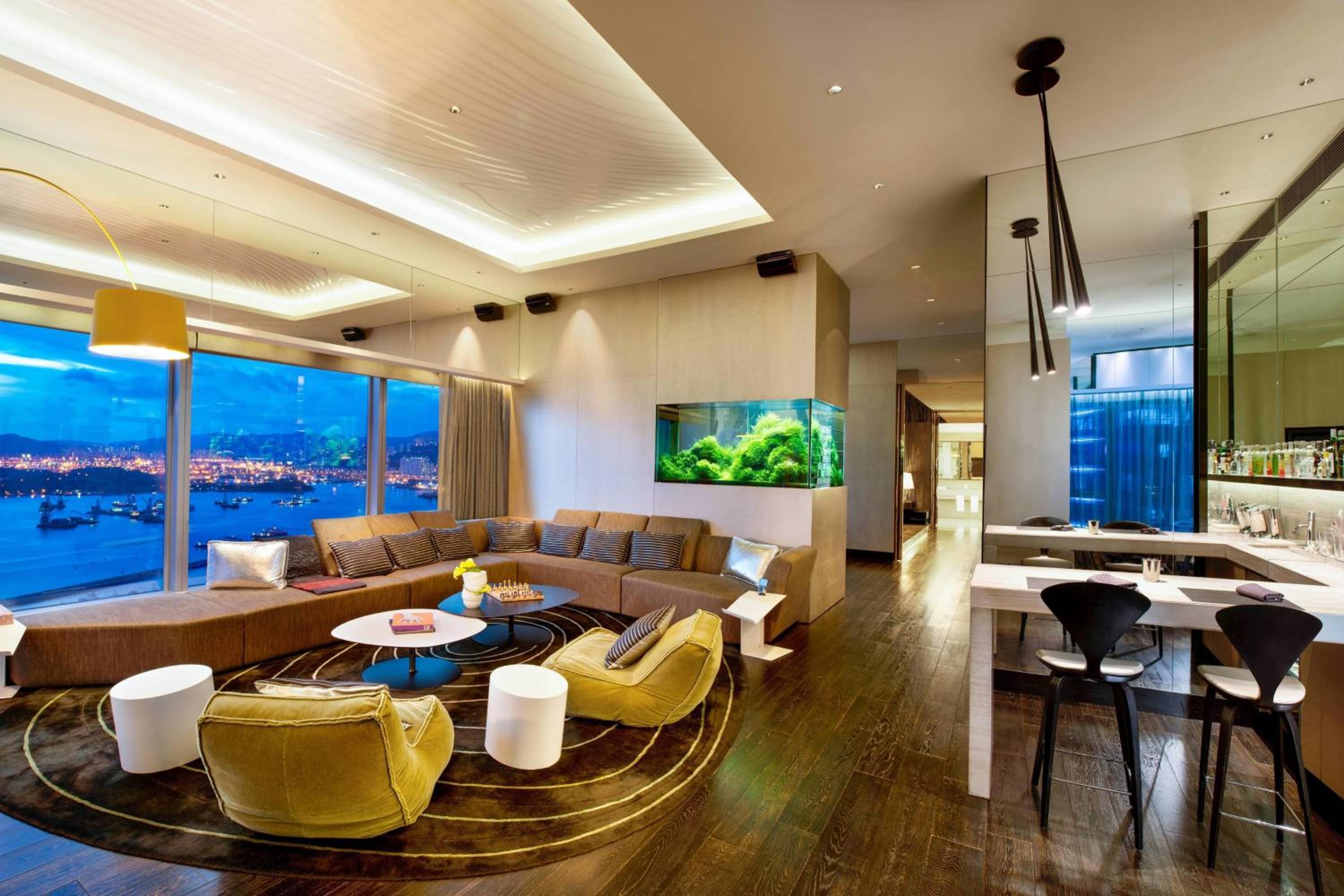 Extreme WOW King Suite with Whirlpool and Skyline View