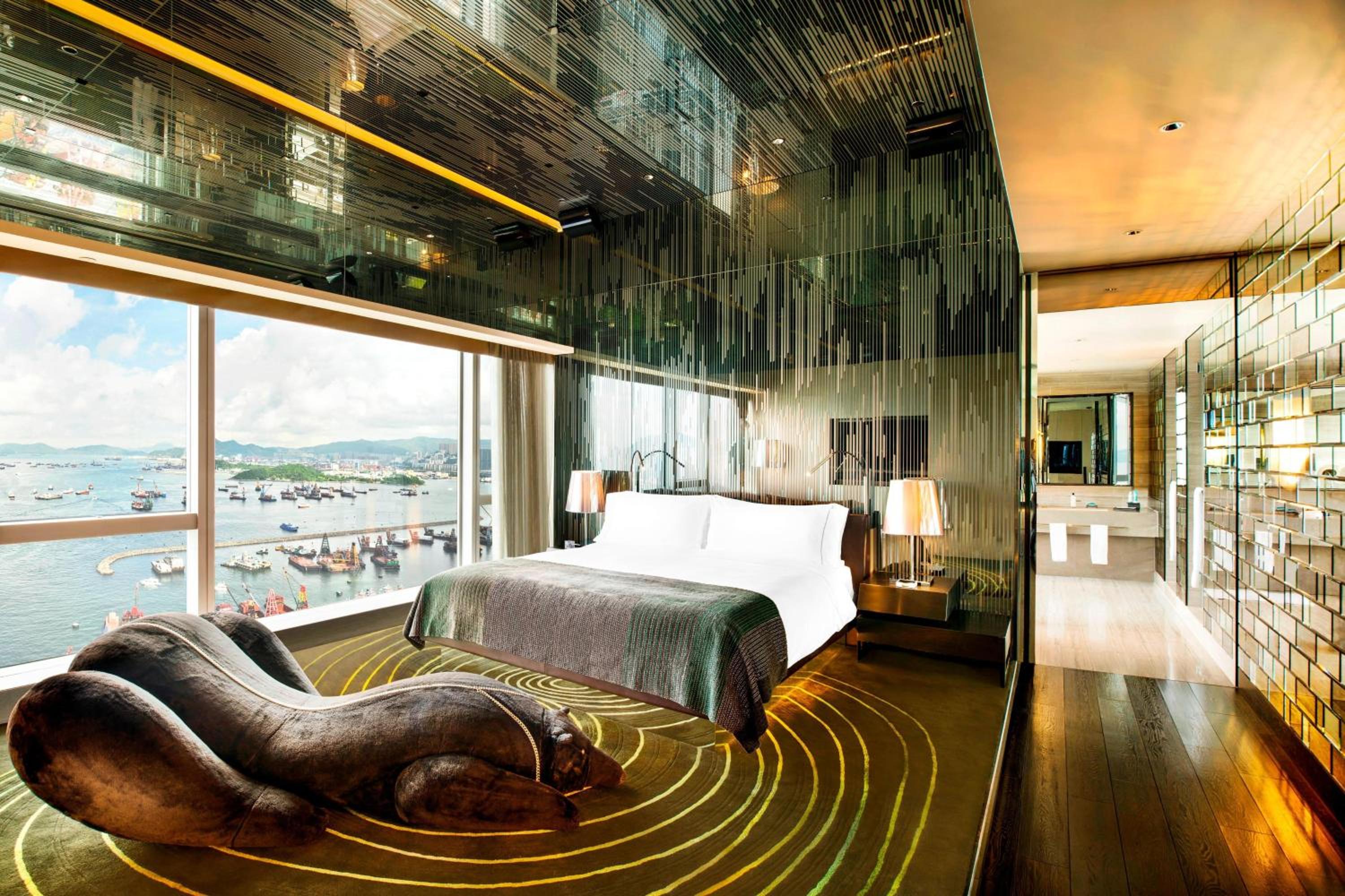 Extreme WOW King Suite with Whirlpool and Skyline View photo 2