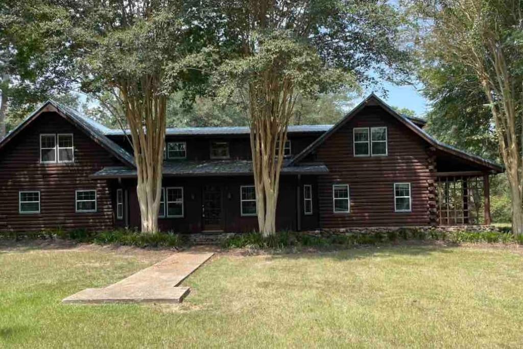 Five-Bedroom House photo 2