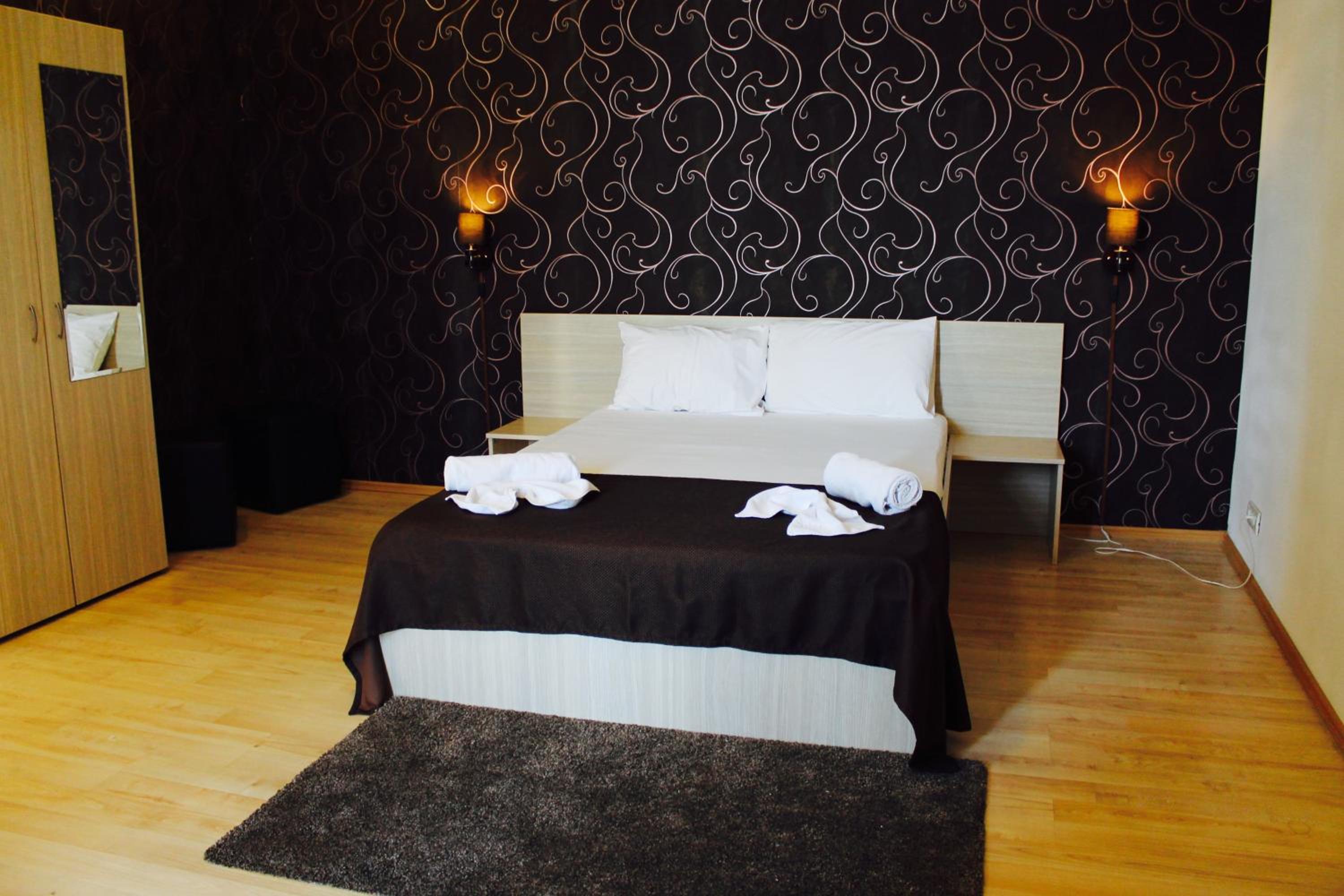 Deluxe Double Room with Balcony - Photo 4