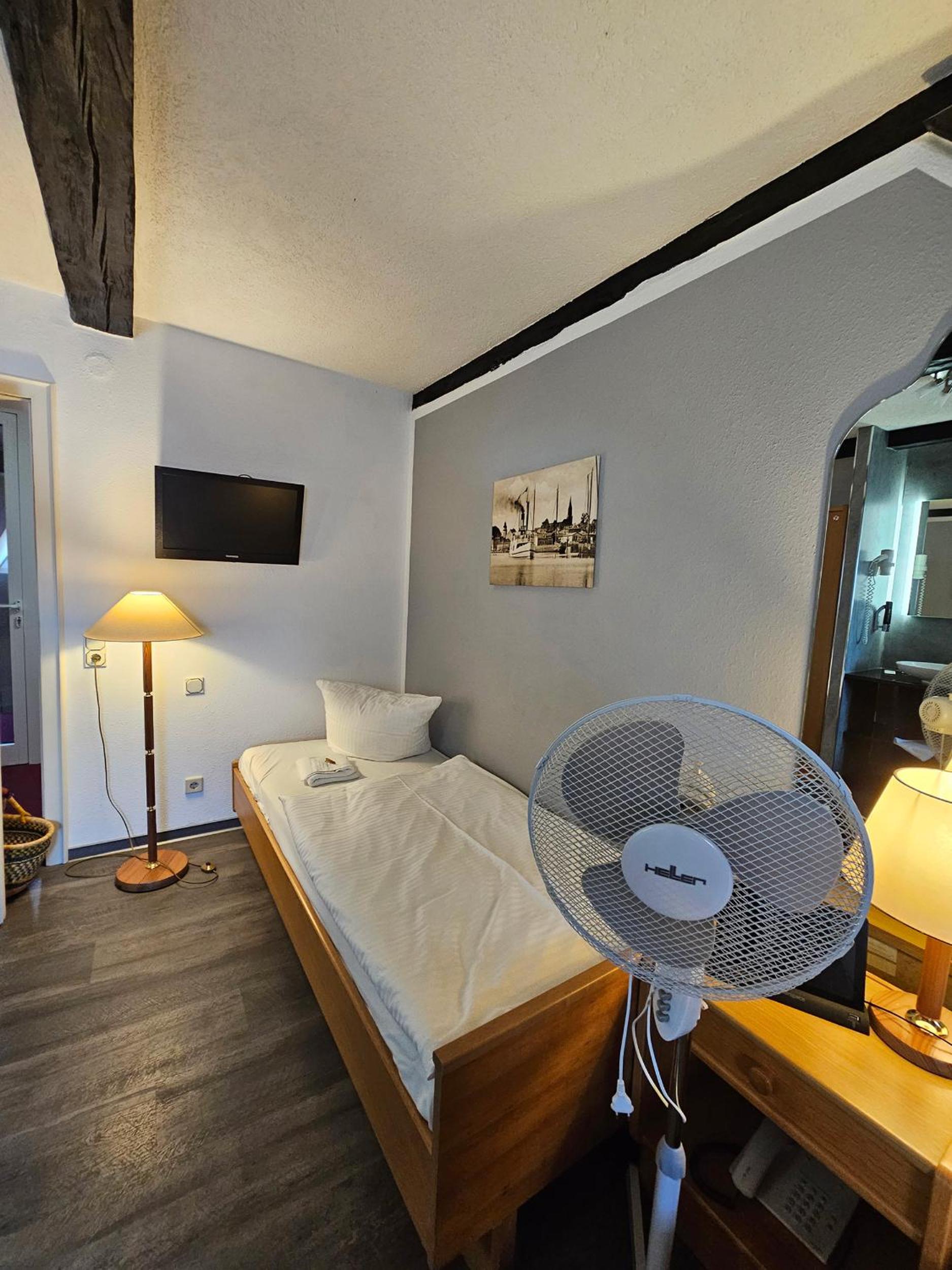 Economy Double Room - Photo 8