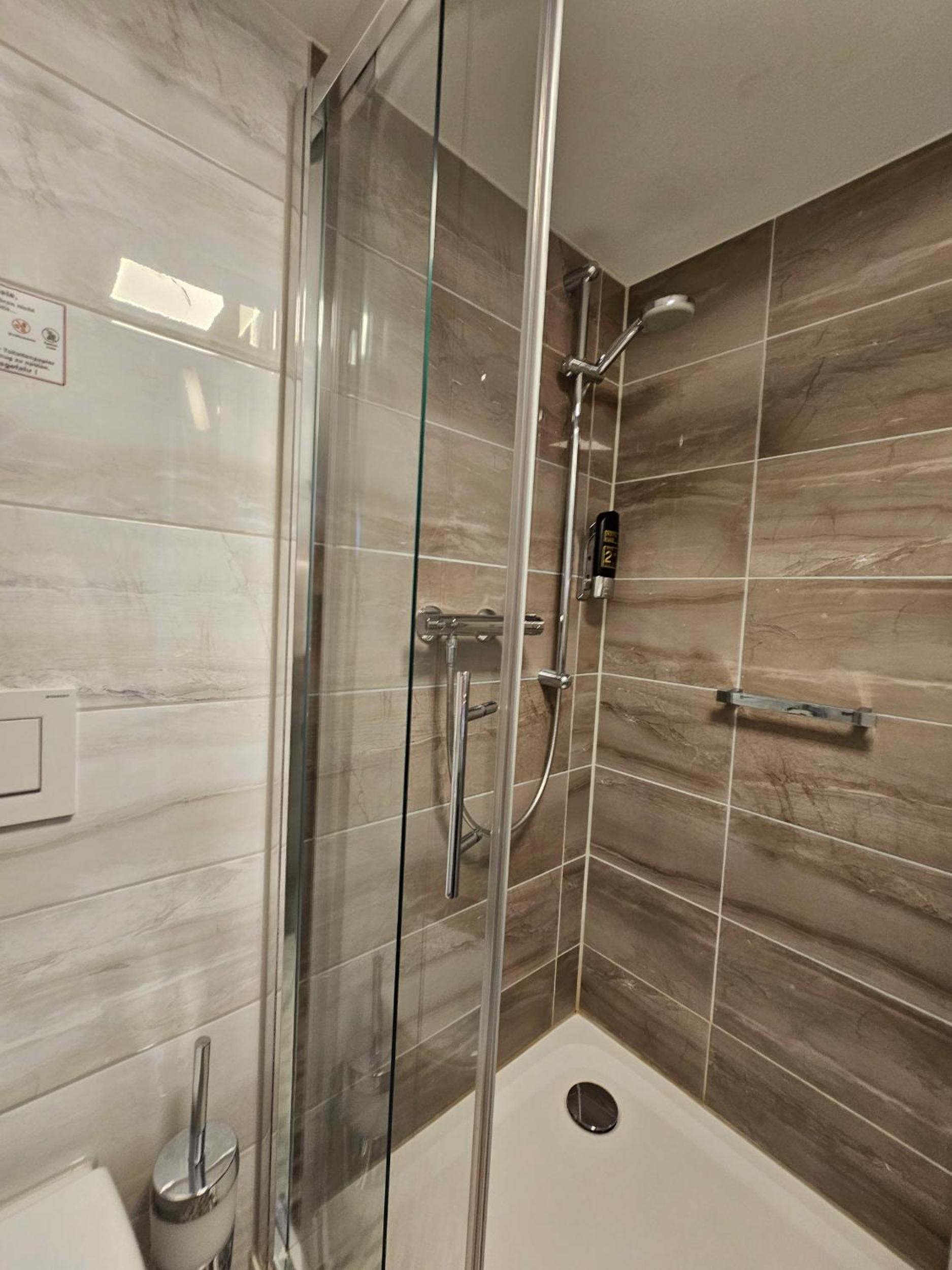 Economy Double Room - Photo 9