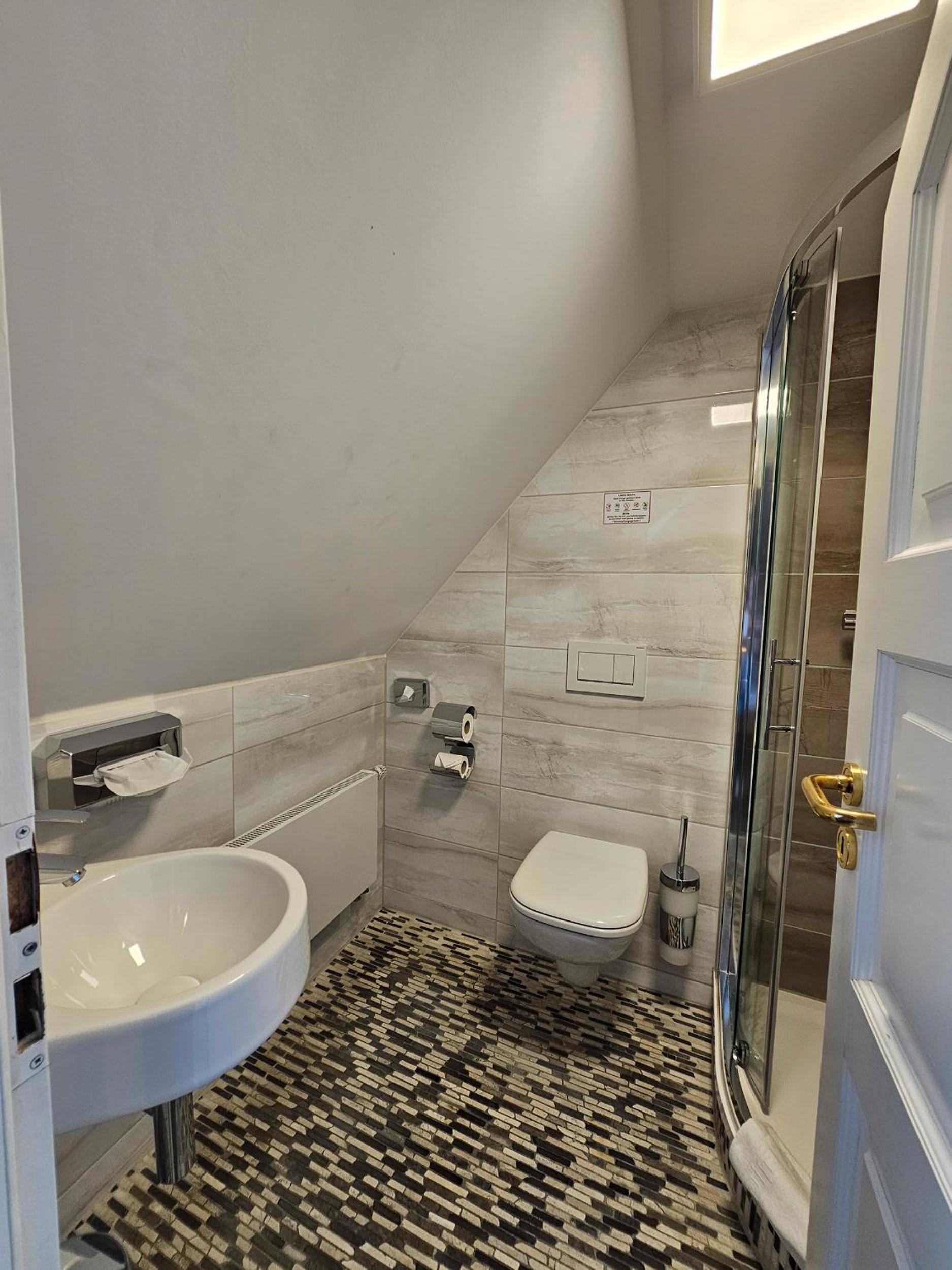 Economy Double Room - Photo 10