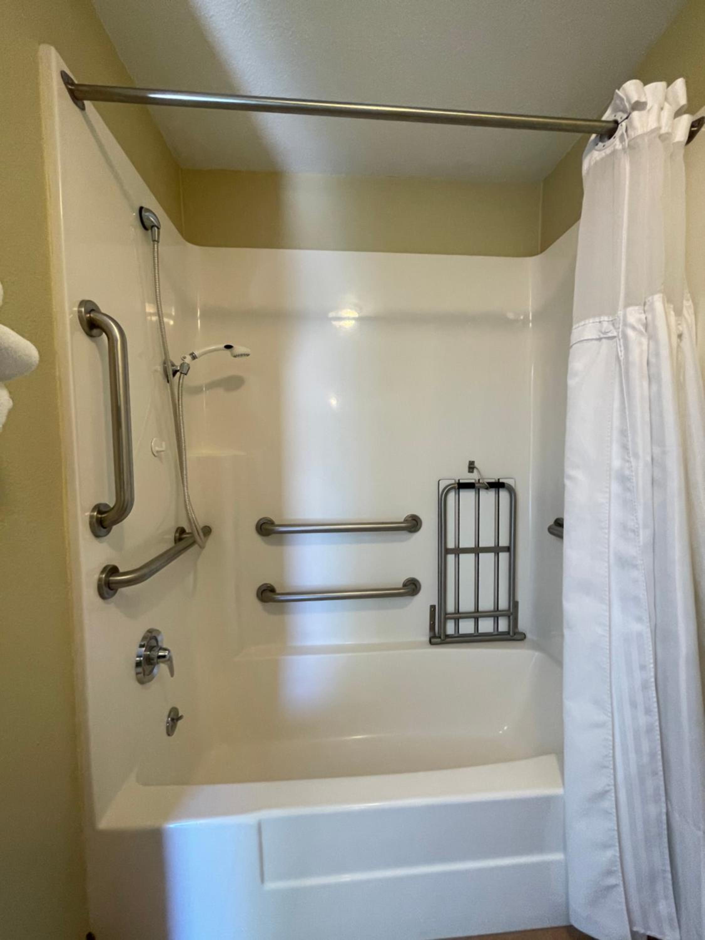 Queen Room with Two Queen Beds, Mobility Access and Bathtub with Grab Bars, Non-Smoking - Photo 4