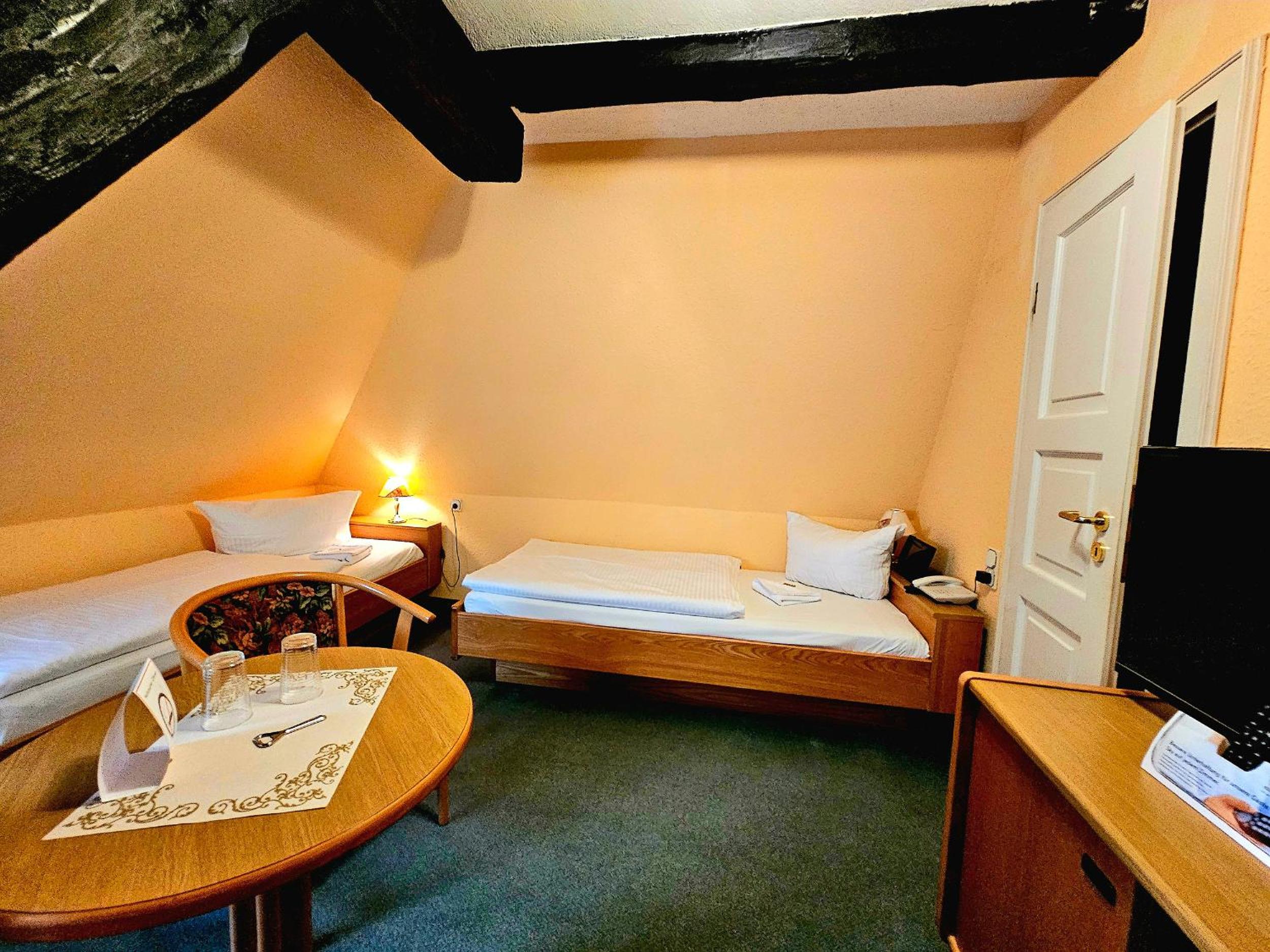 Economy Double Room - Photo 12