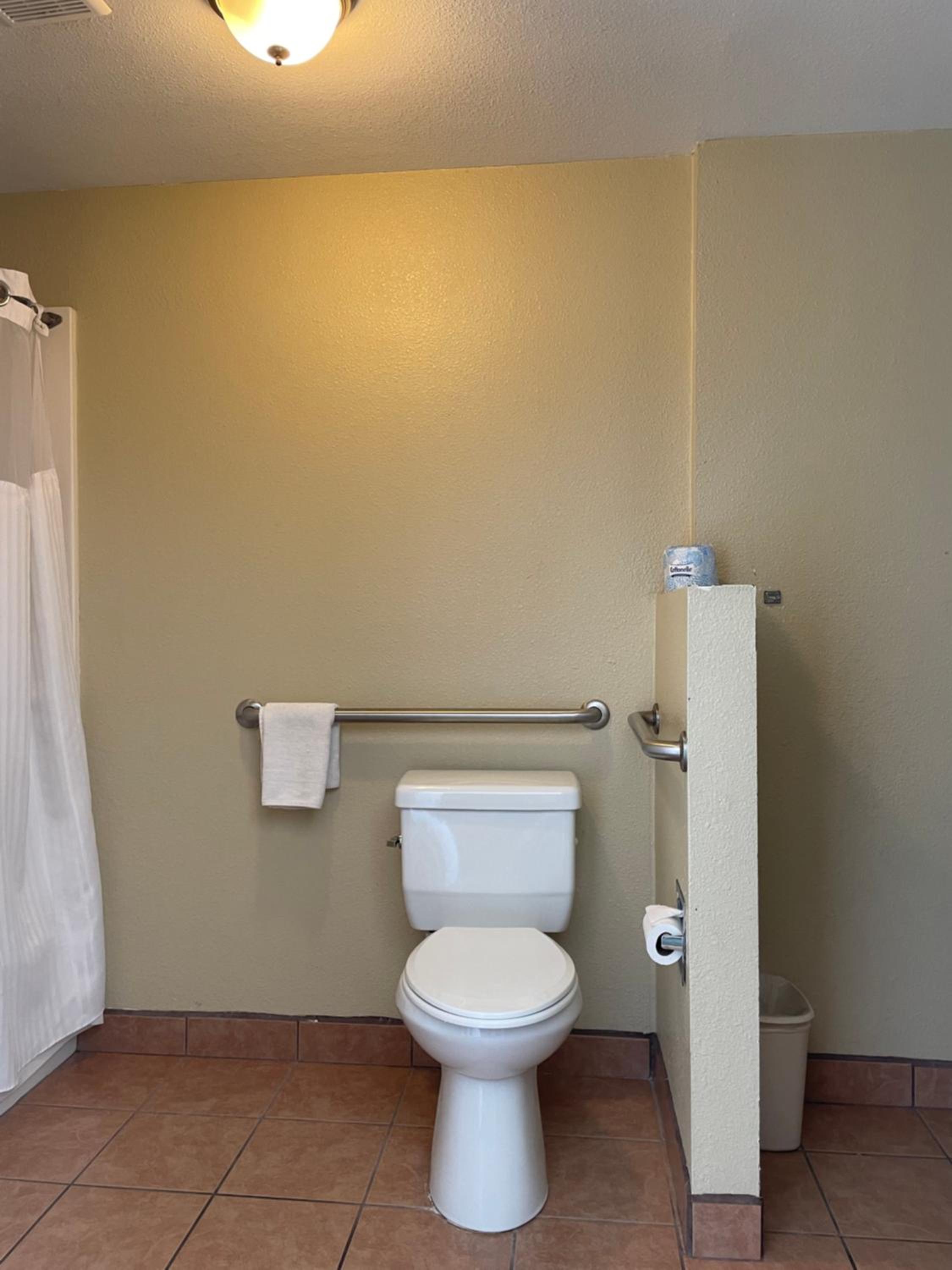 Queen Room with Two Queen Beds, Mobility Access and Bathtub with Grab Bars, Non-Smoking - Photo 3