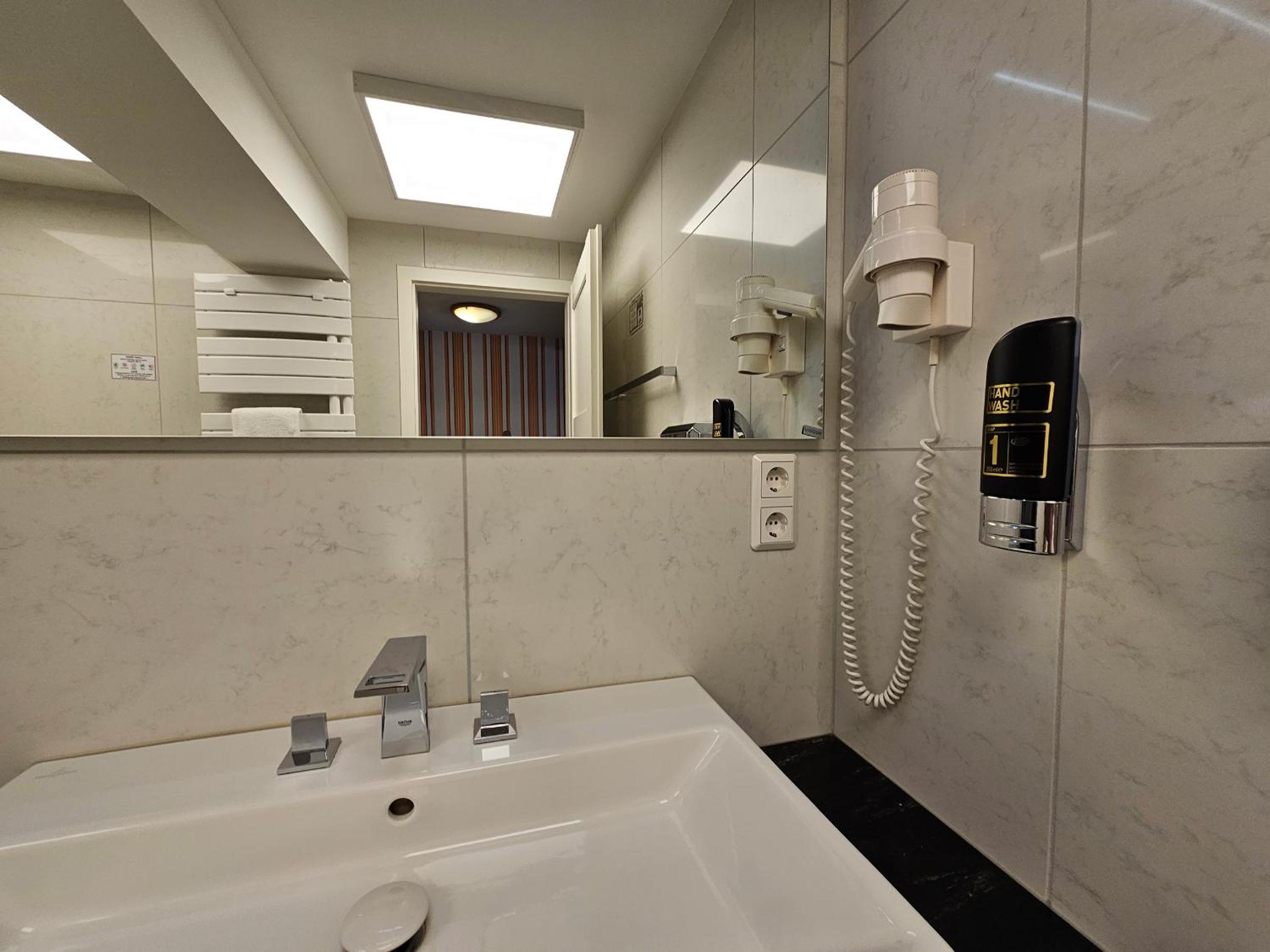One-Bedroom Suite - Photo 2