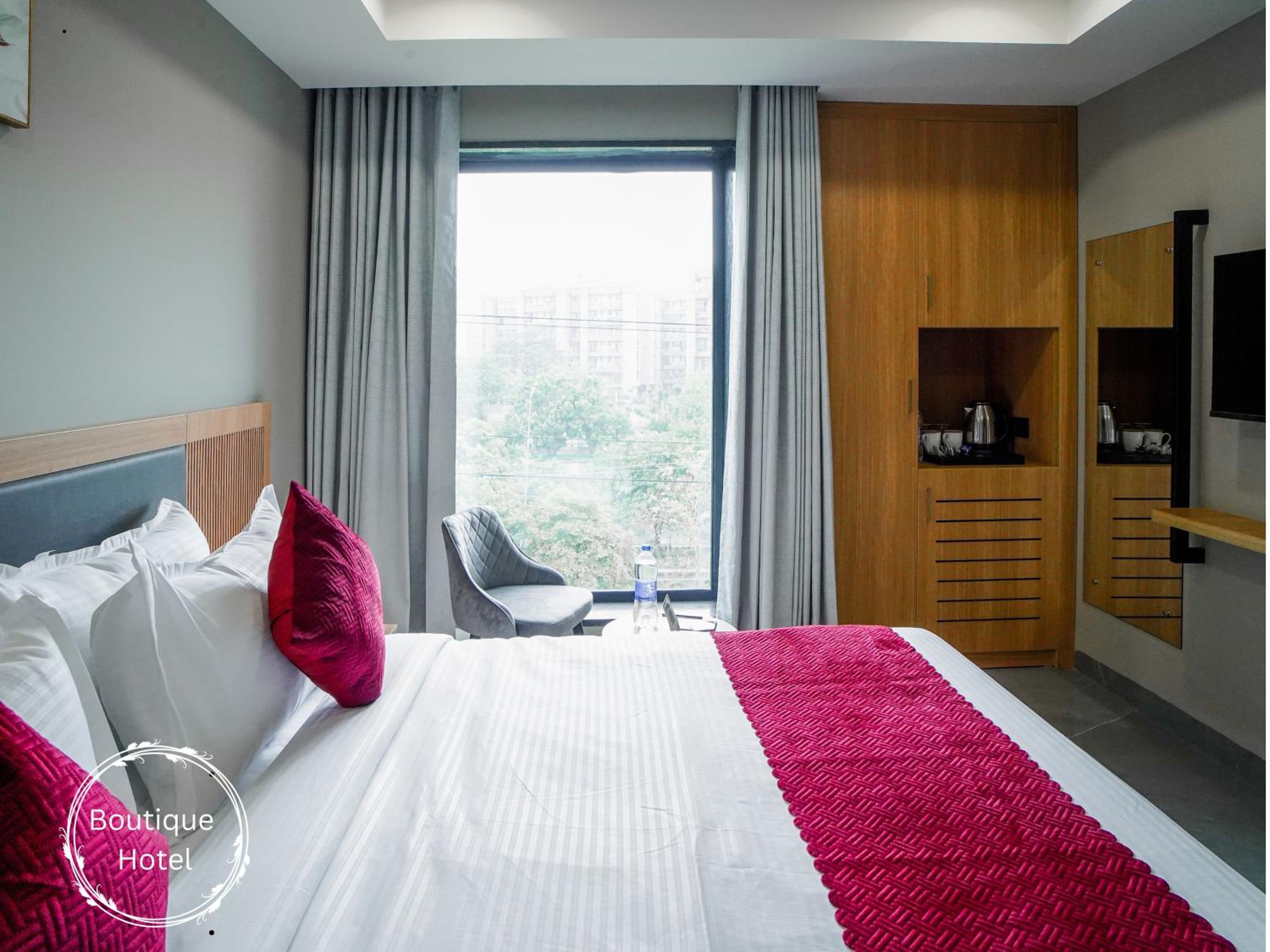 Deluxe Balcony Room with Garden View