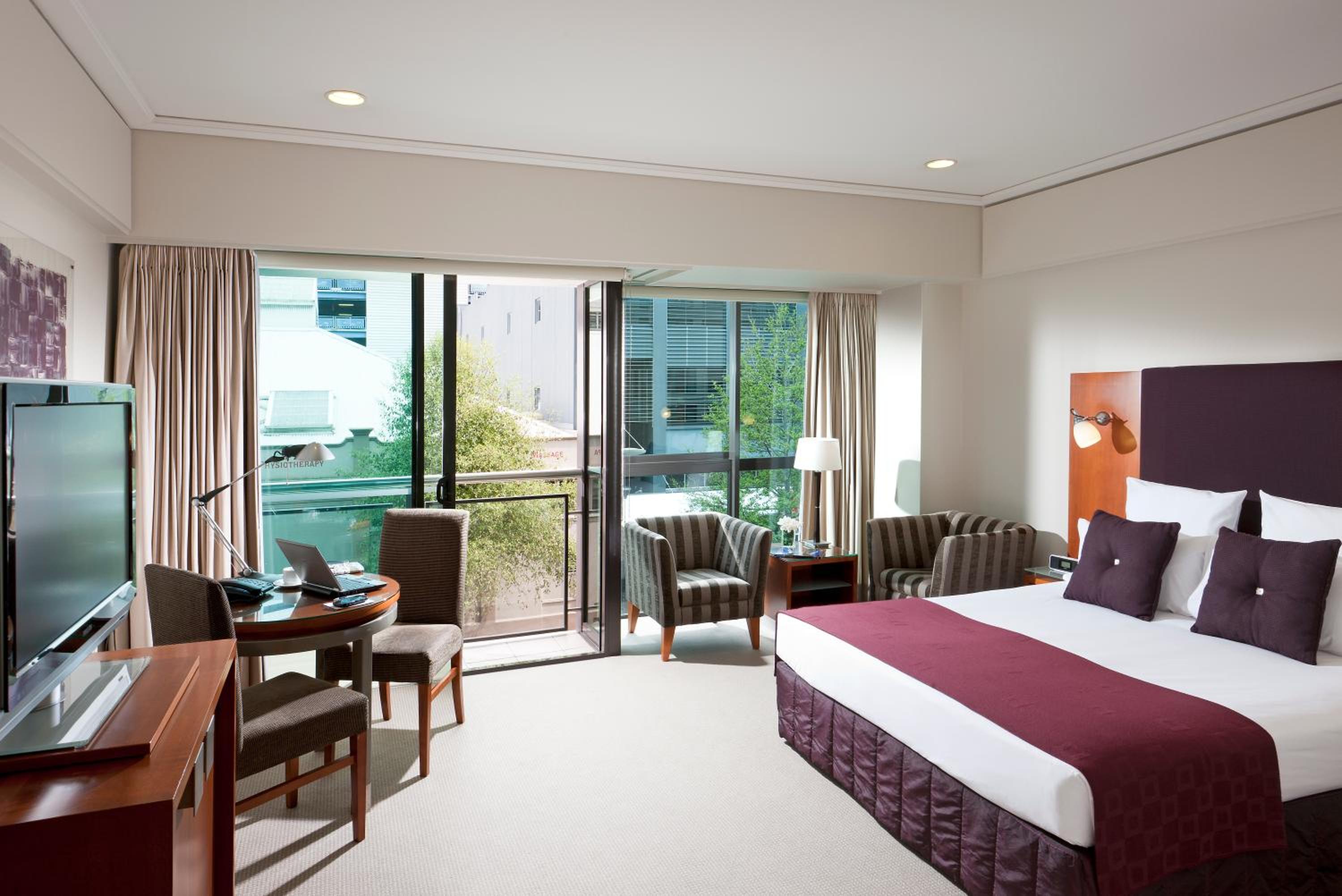 Queen Studio Suite with City View photo 1