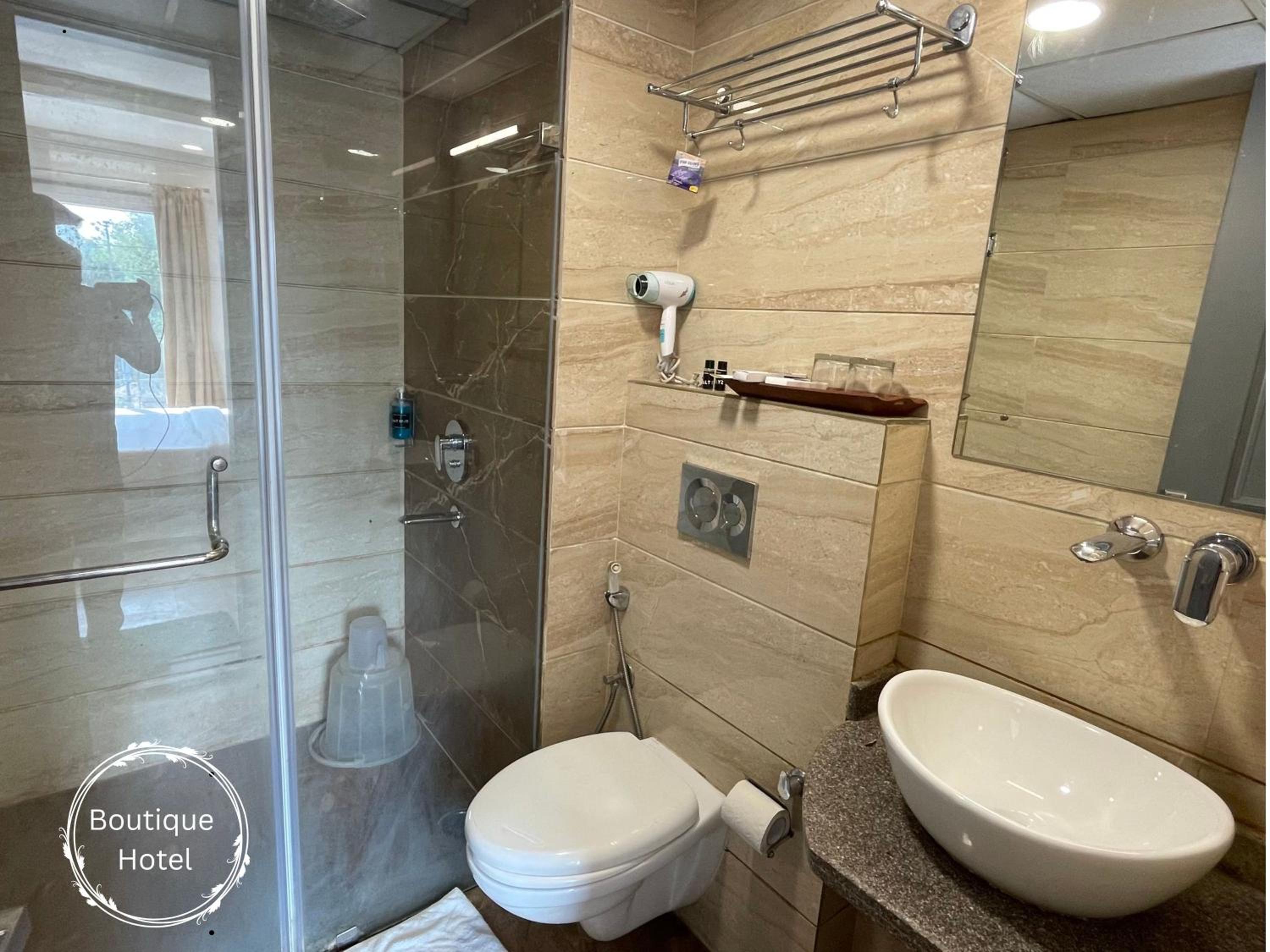 Deluxe Double Room with Balcony photo 3
