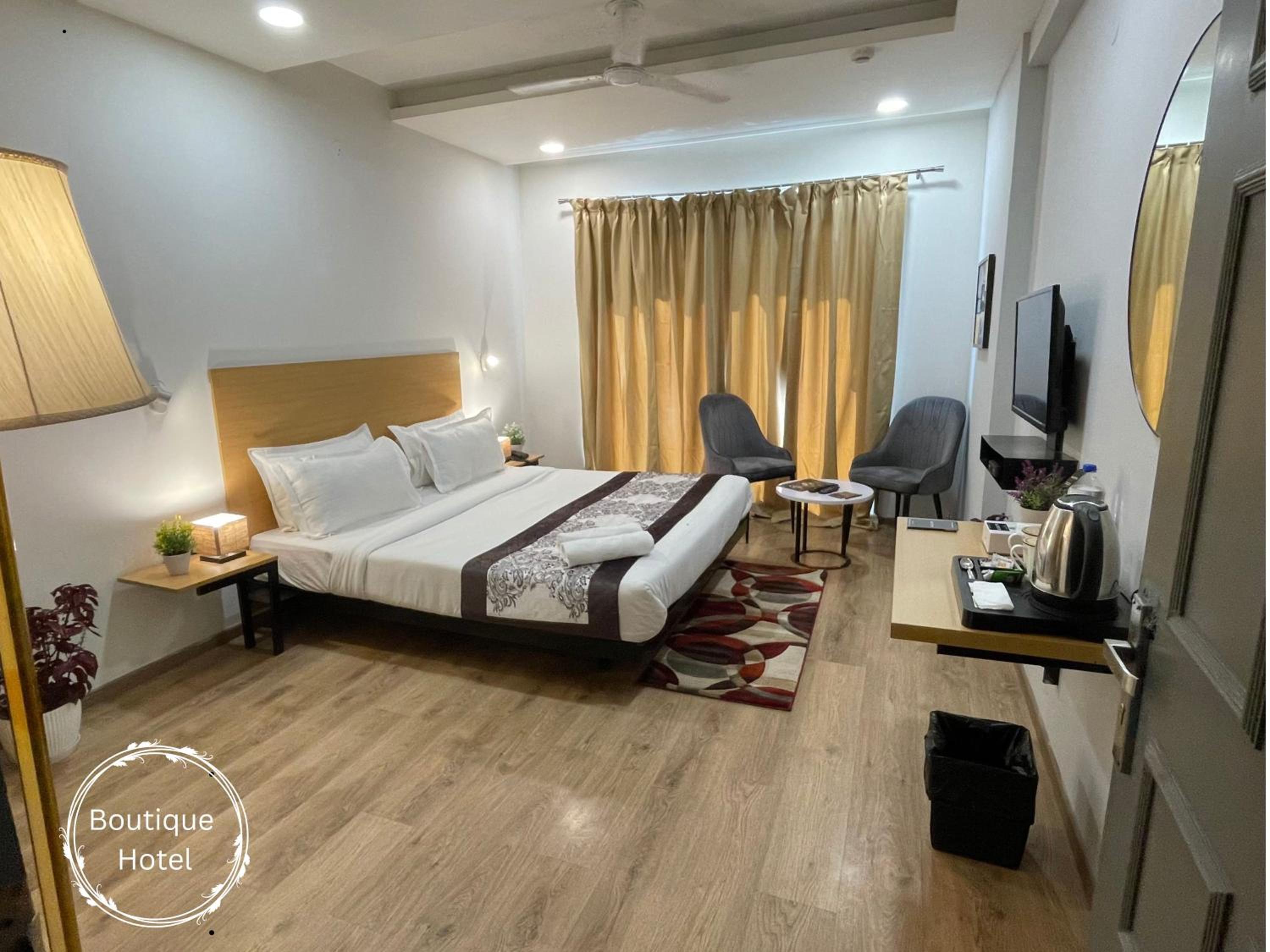 Deluxe Double Room with Balcony photo 2