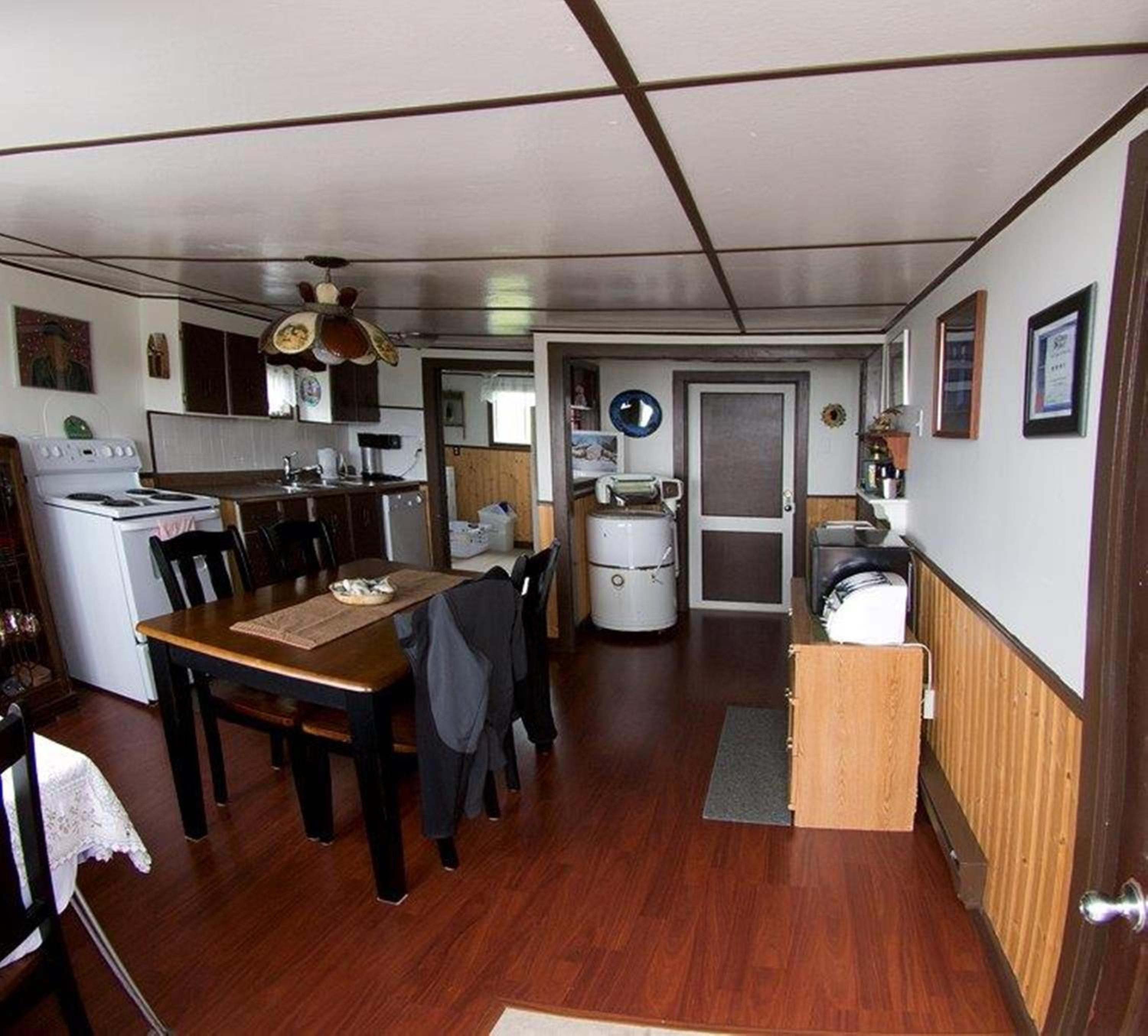 Three-Bedroom House photo 3
