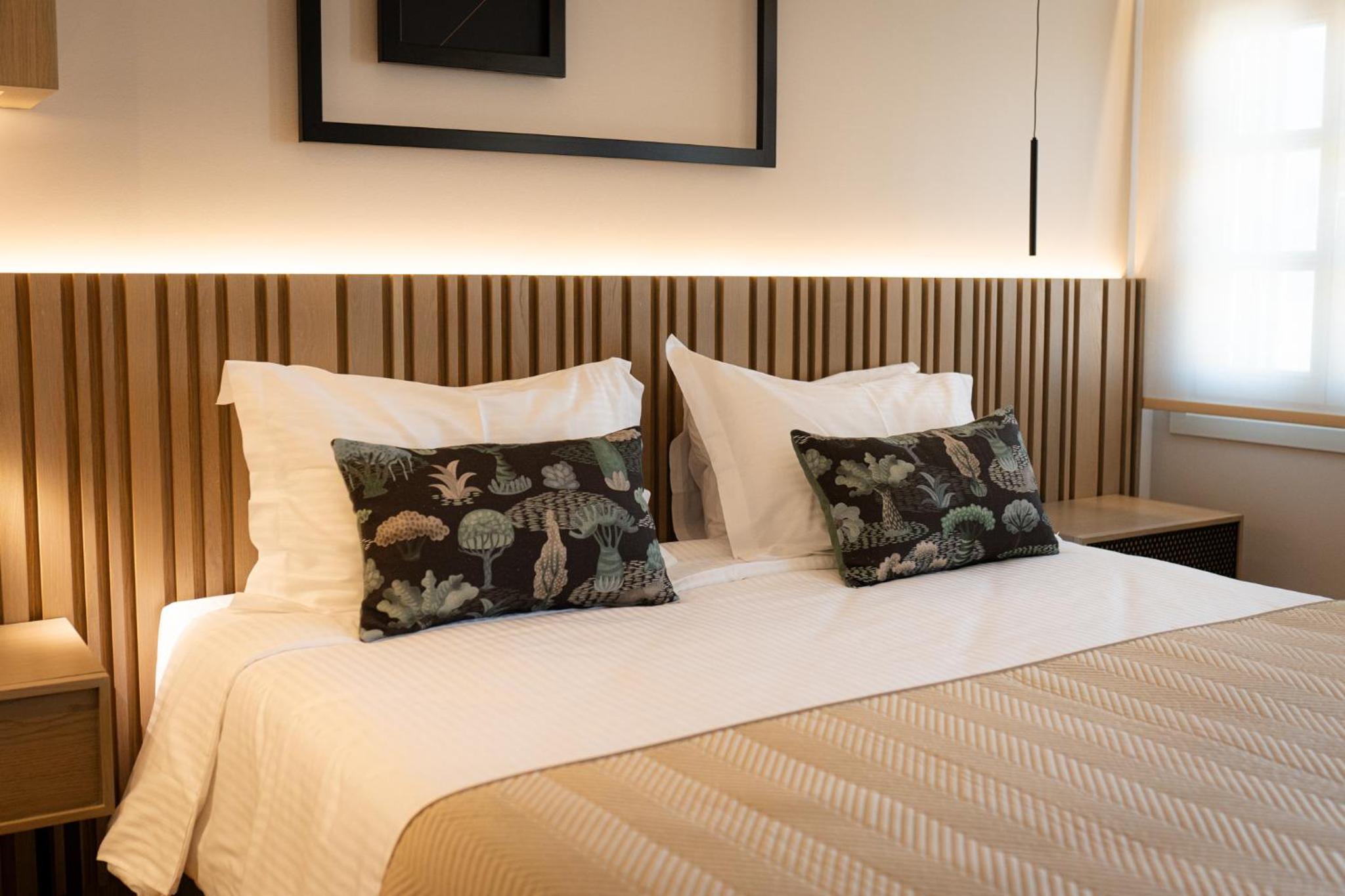 Deluxe Double Room with Balcony and City View photo 3