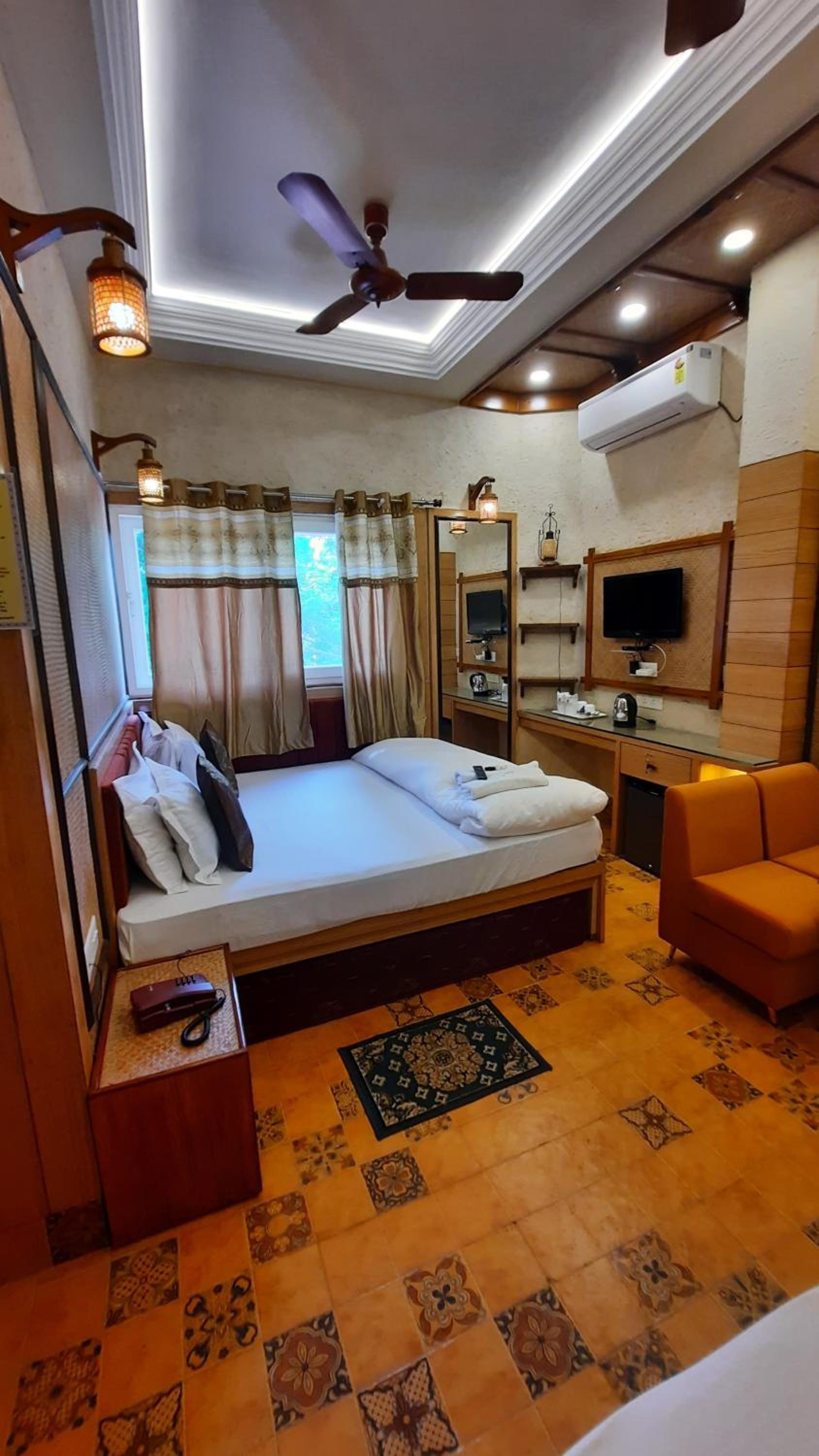 Deluxe Quad Bed Family Room City View - Photo 1