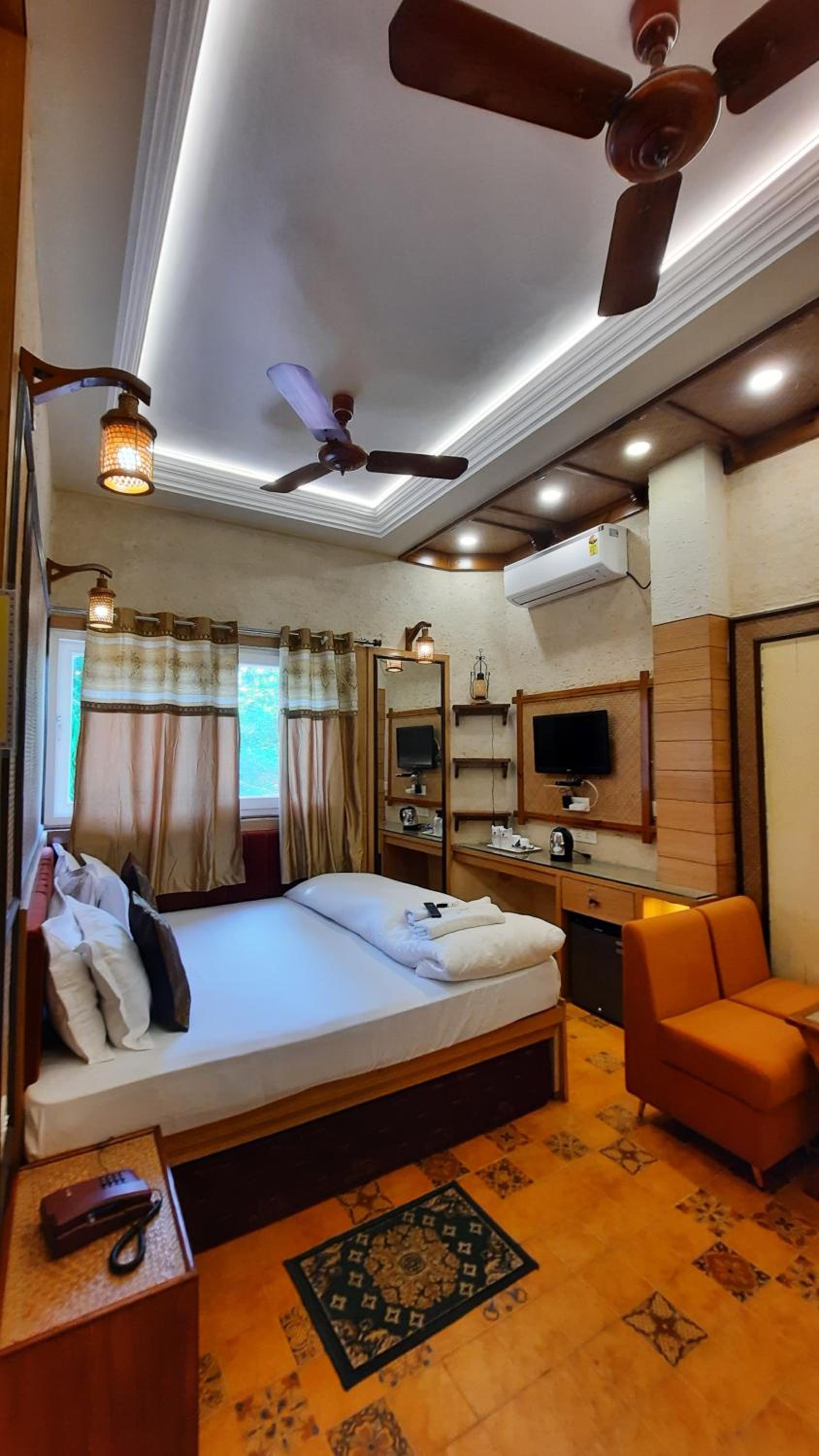 Deluxe Quad Bed Family Room City View - Photo 10