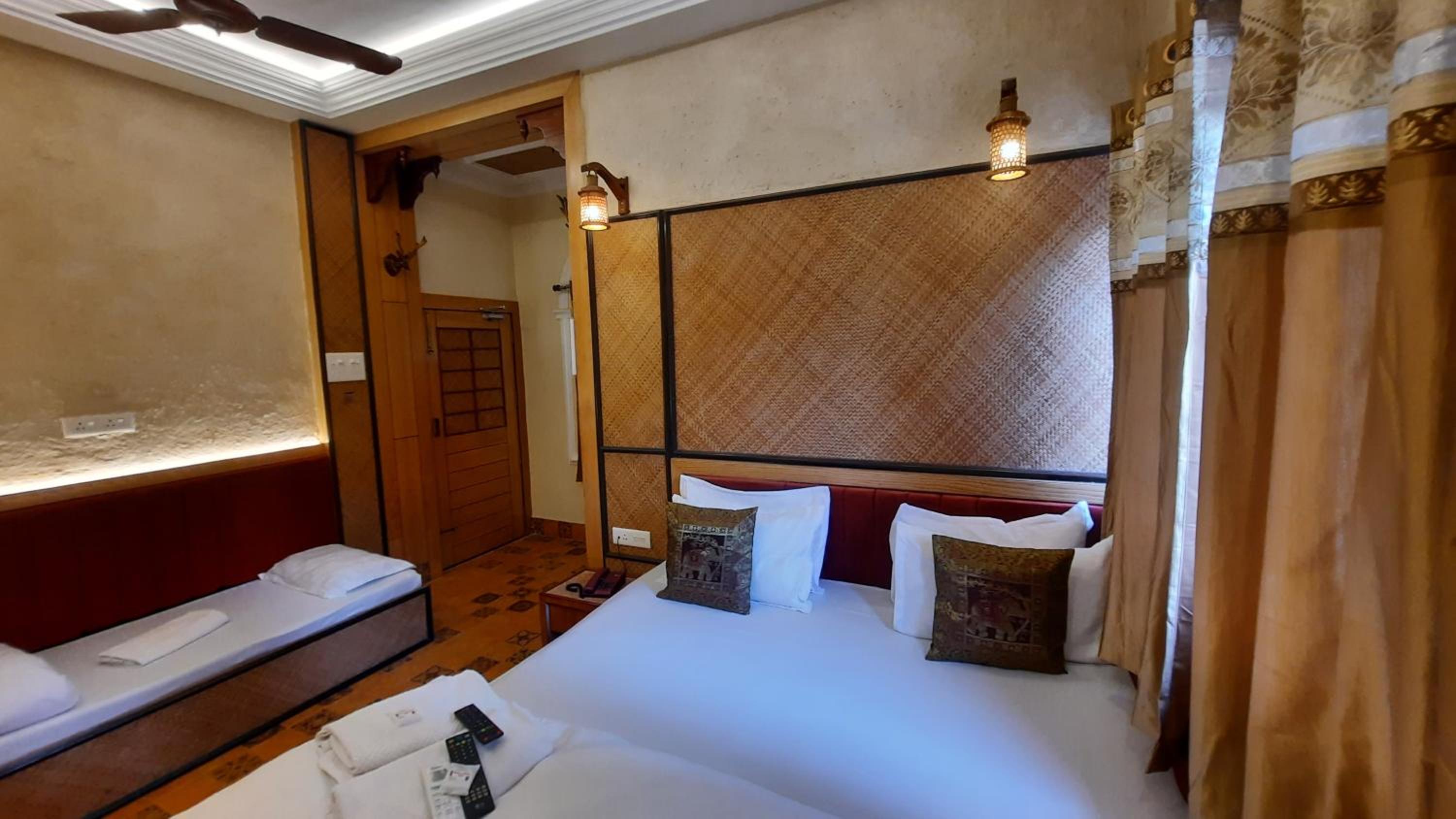 Deluxe Quad Bed Family Room City View - Photo 7