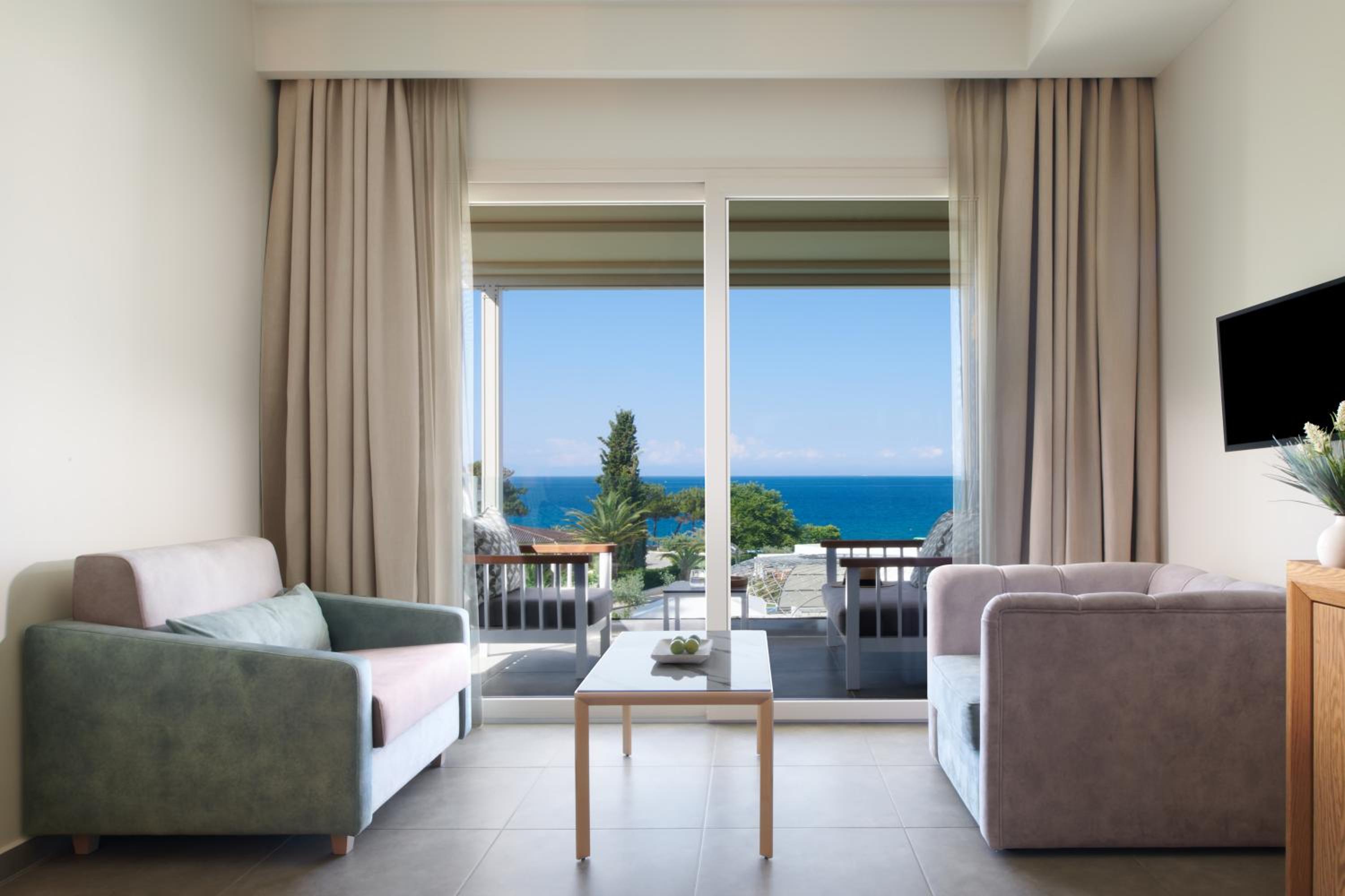 Junior Suite with Sea View - Photo 2