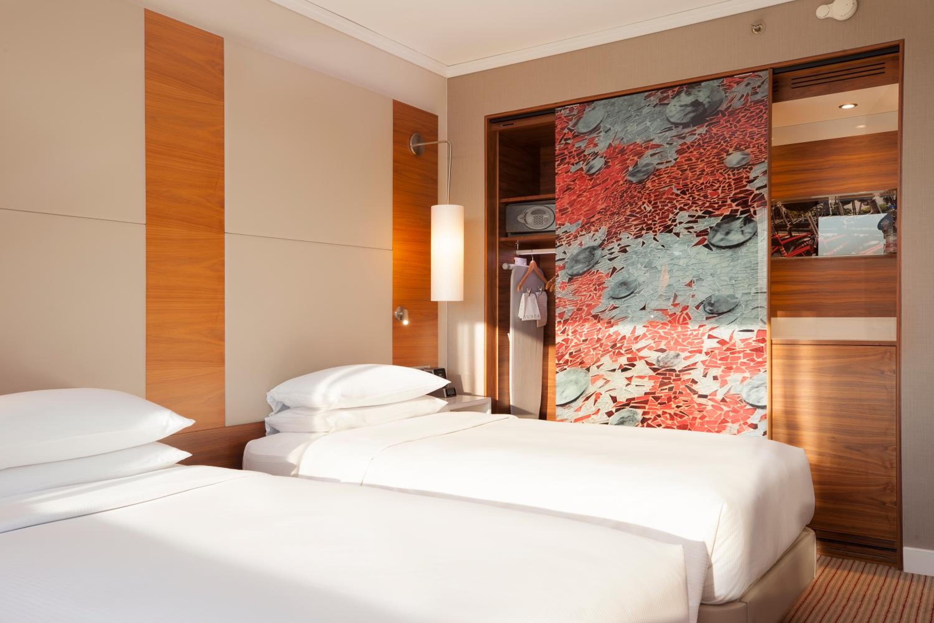Twin Room with City View - Top Floor