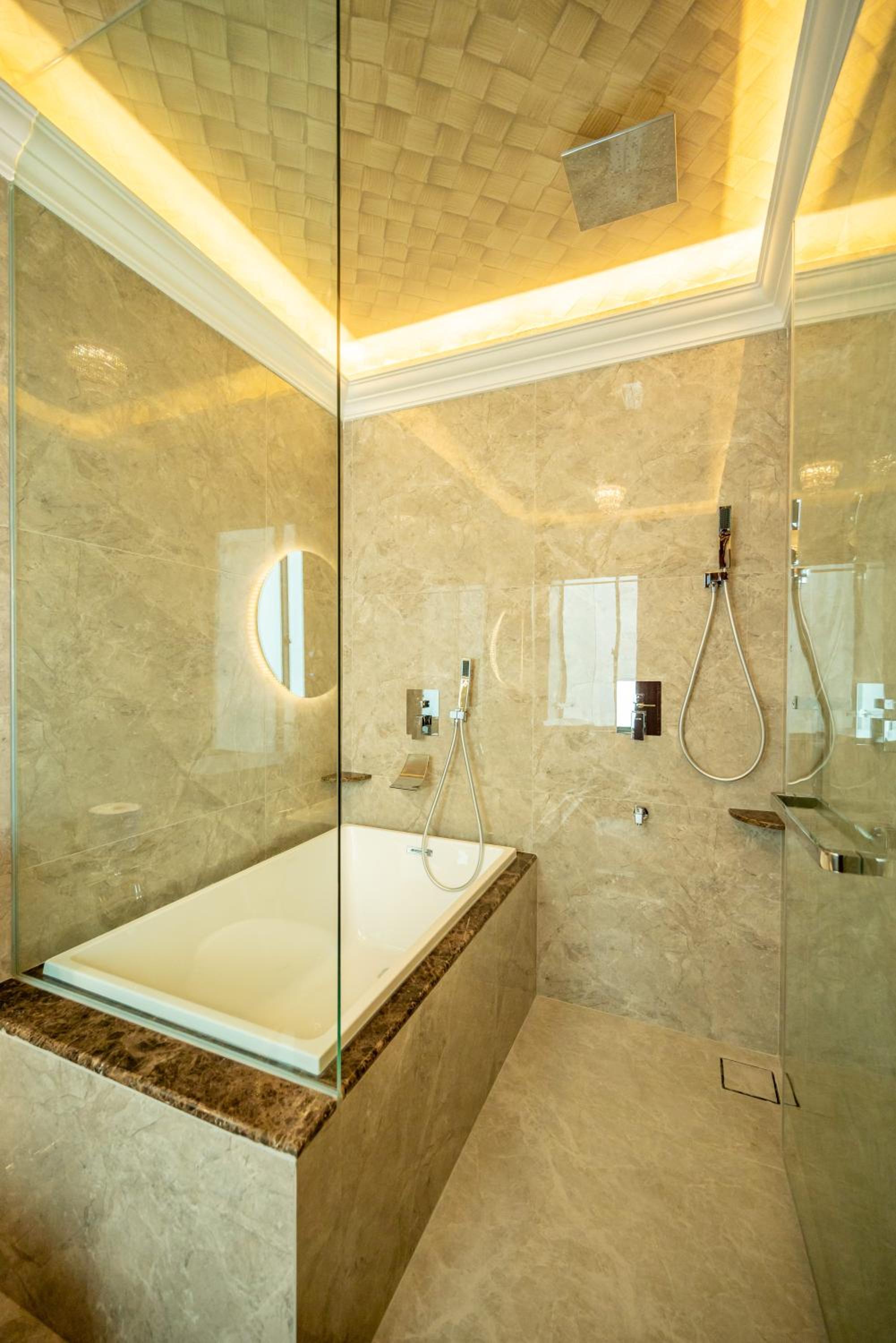 Standard King Room - Photo 8
