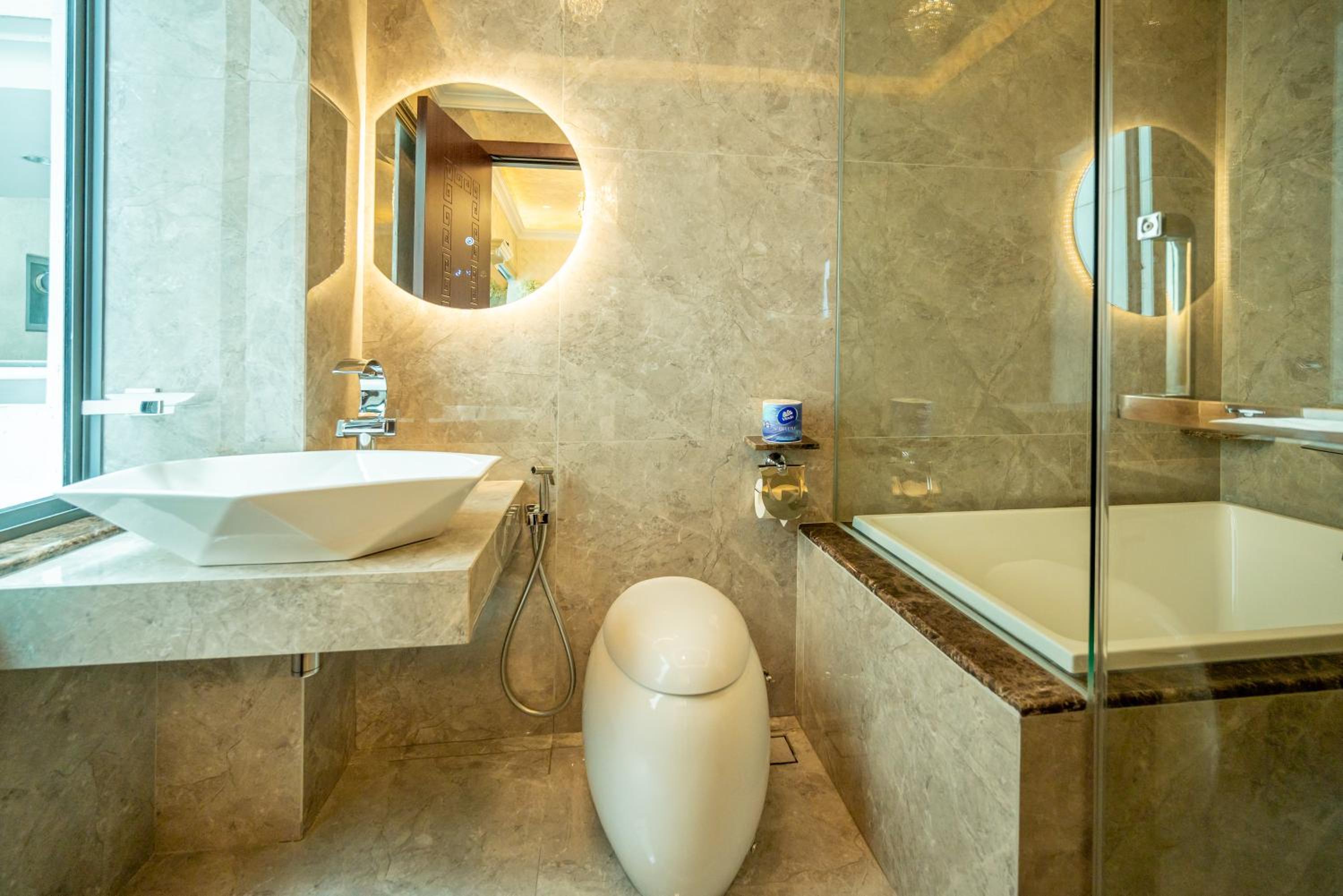Standard King Room - Photo 7