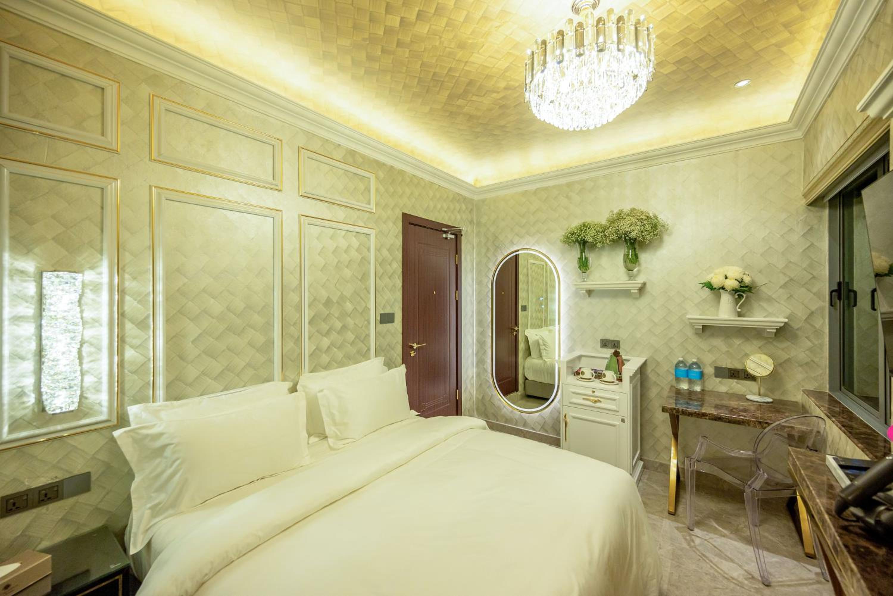Standard King Room - Photo 17