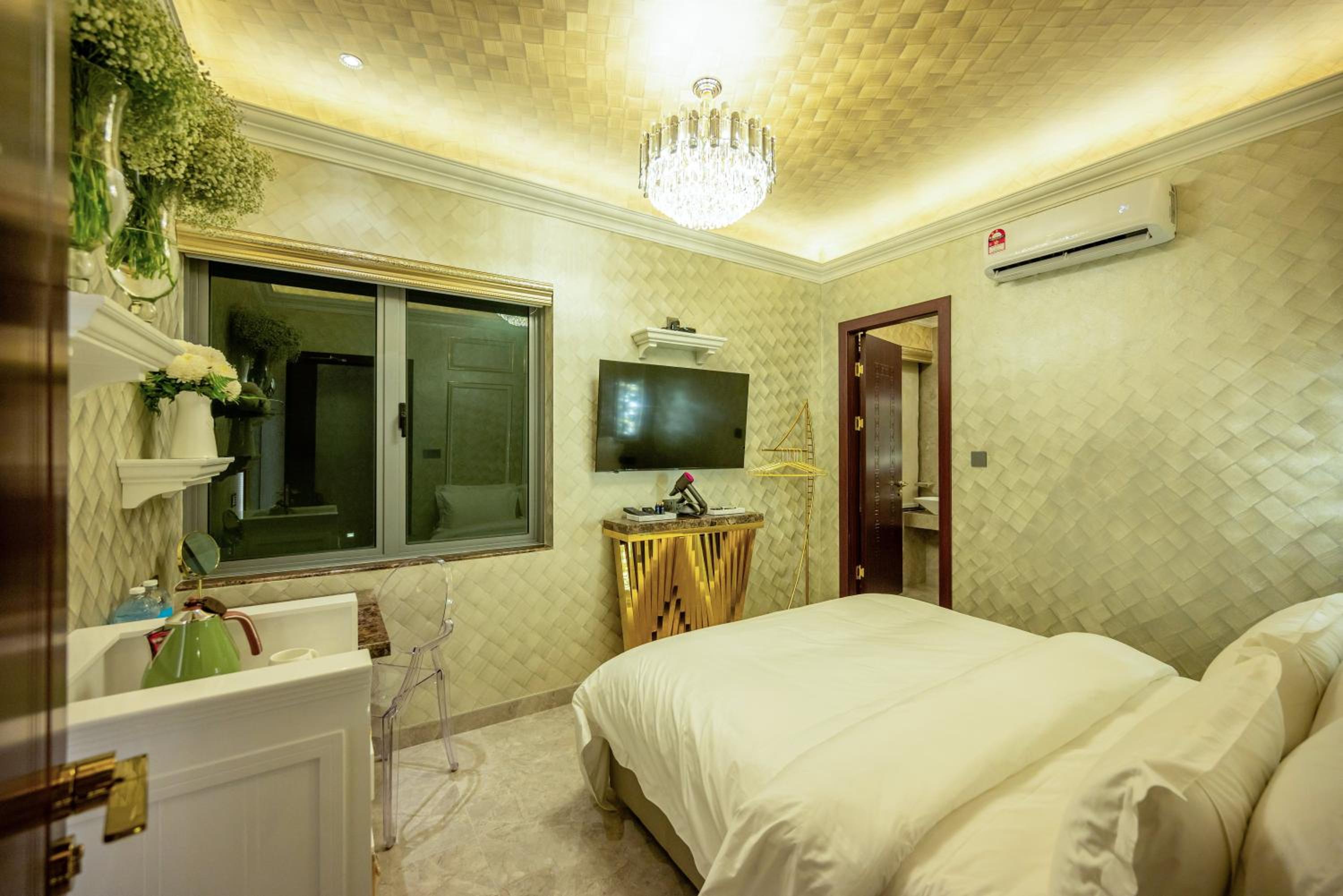 Standard King Room - Photo 14