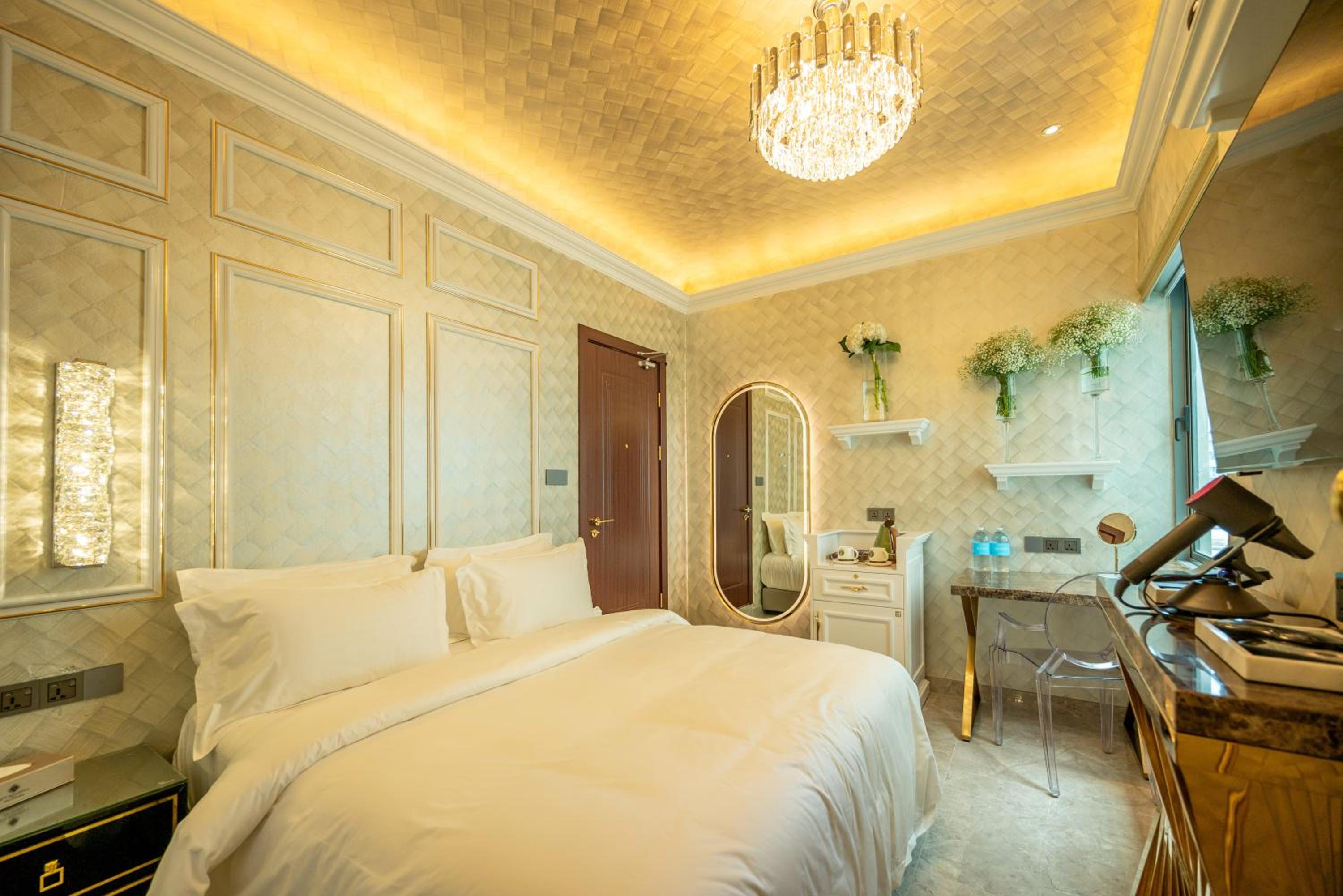 Standard King Room - Photo 11