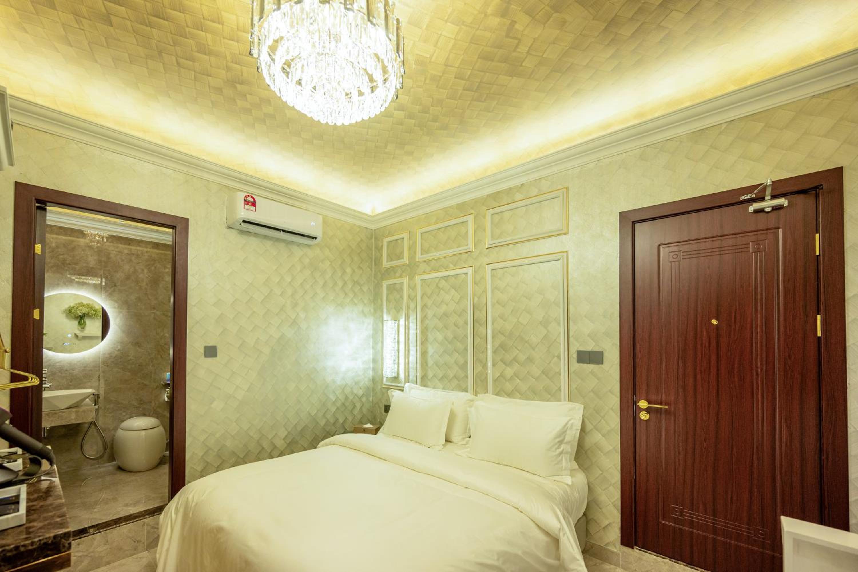 Standard King Room - Photo 16