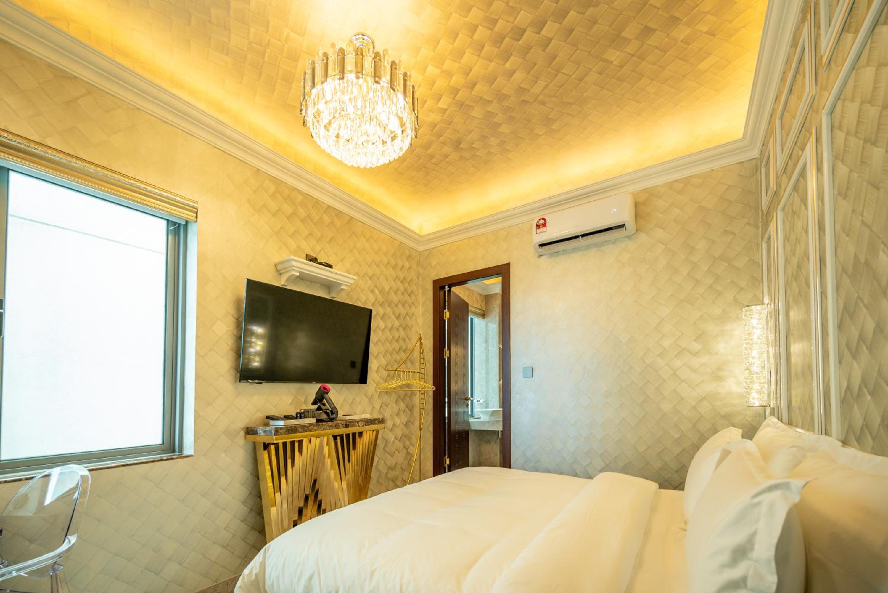 Standard King Room - Photo 10