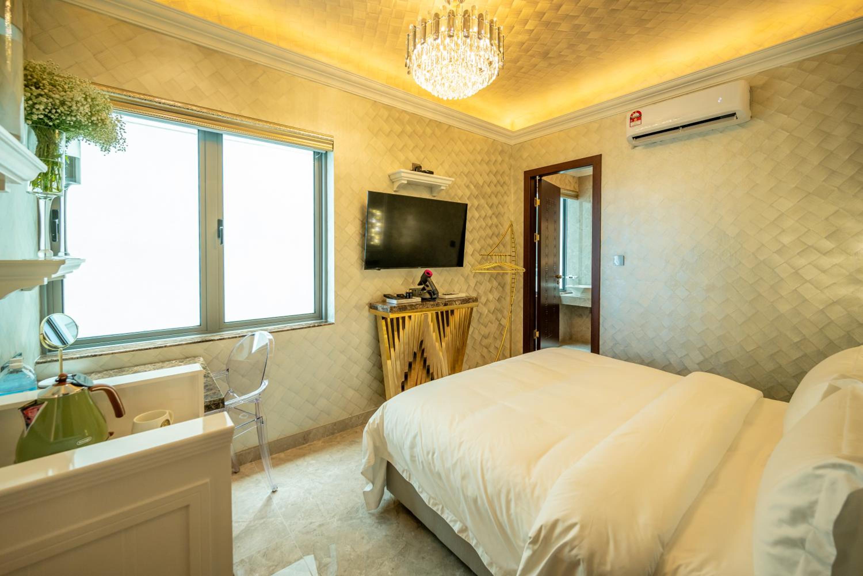 Standard King Room - Photo 9