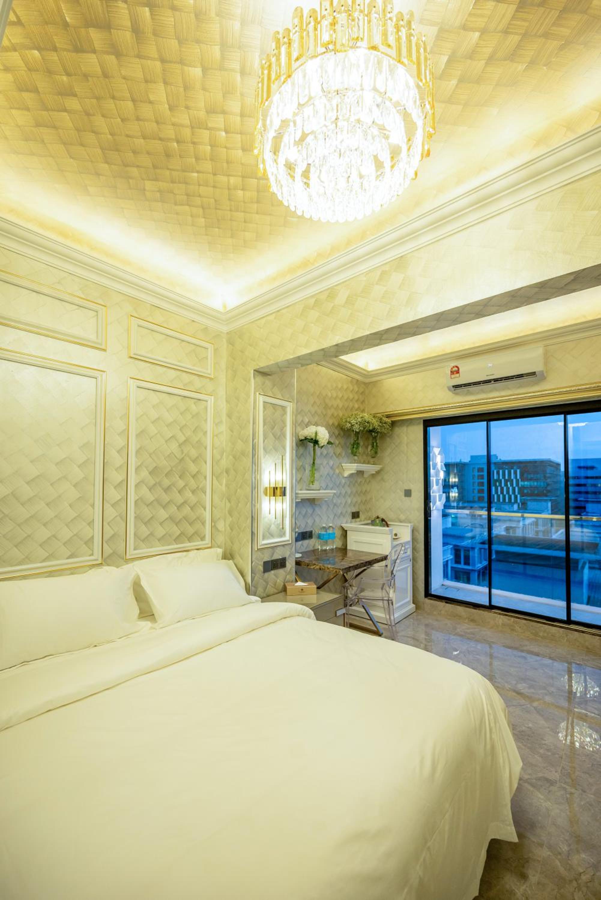 King Room with Balcony - Photo 18