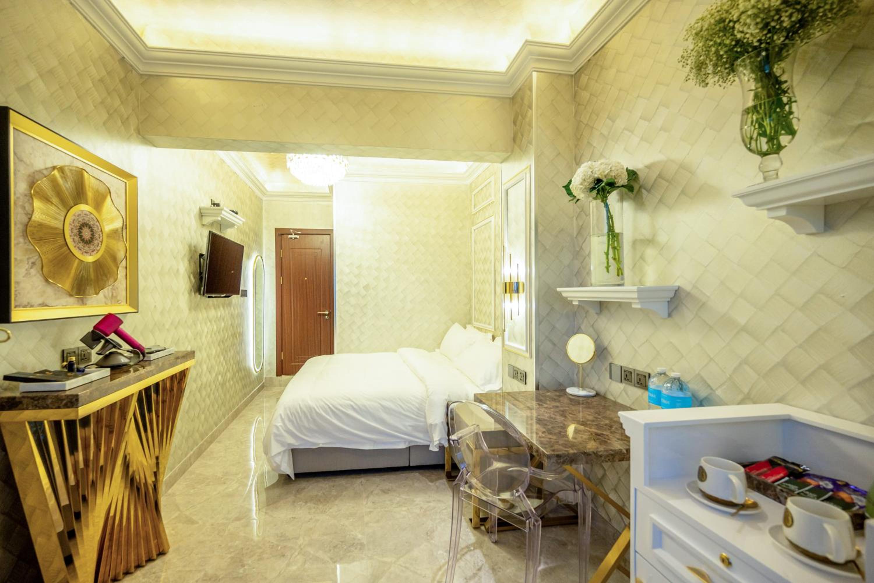 King Room with Balcony - Photo 30