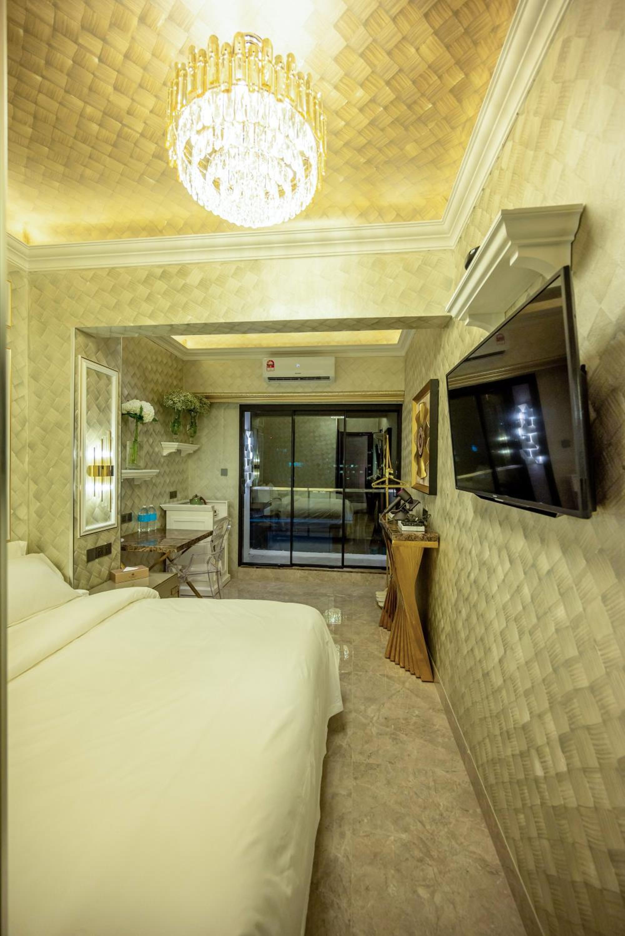 King Room with Balcony - Photo 27