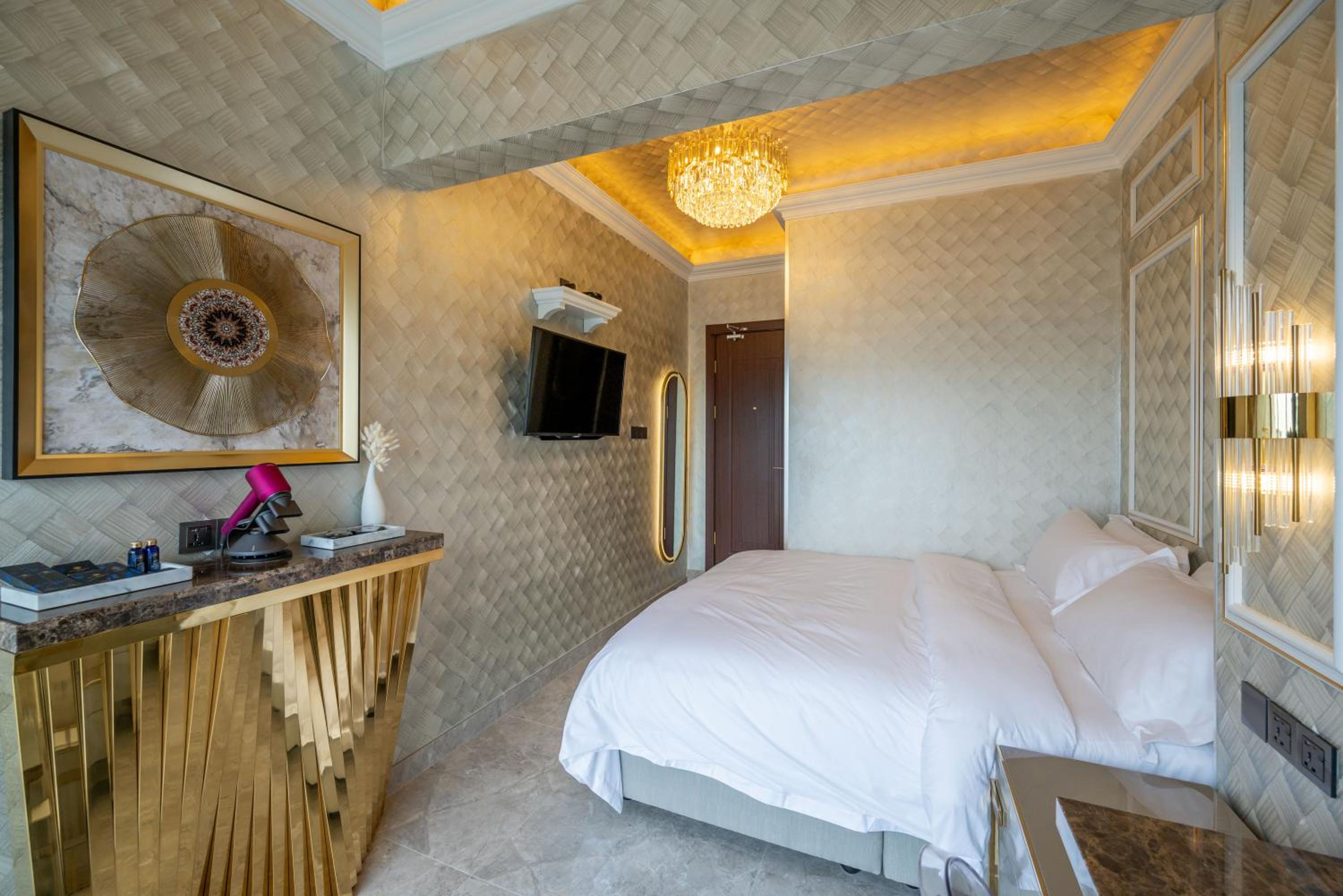 King Room with Balcony - Photo 3