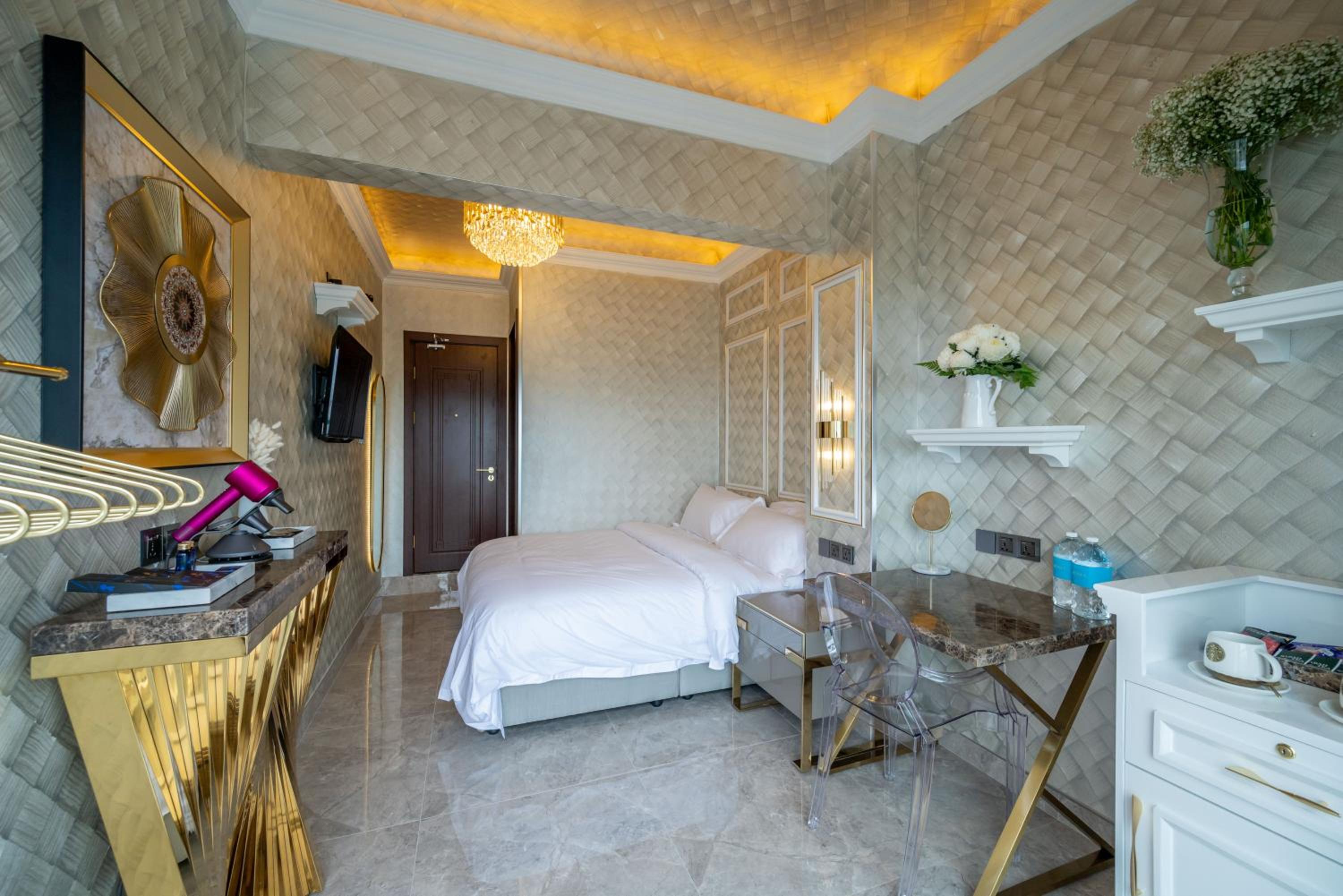 King Room with Balcony - Photo 9
